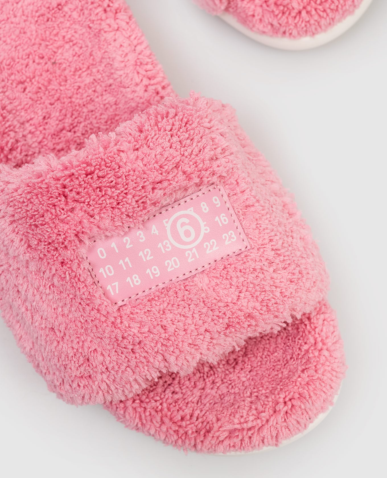 Children's pink flip-flops with logo Maison Margiela MM6
Children's pink flip-flops with logo Maison Margiela MM6