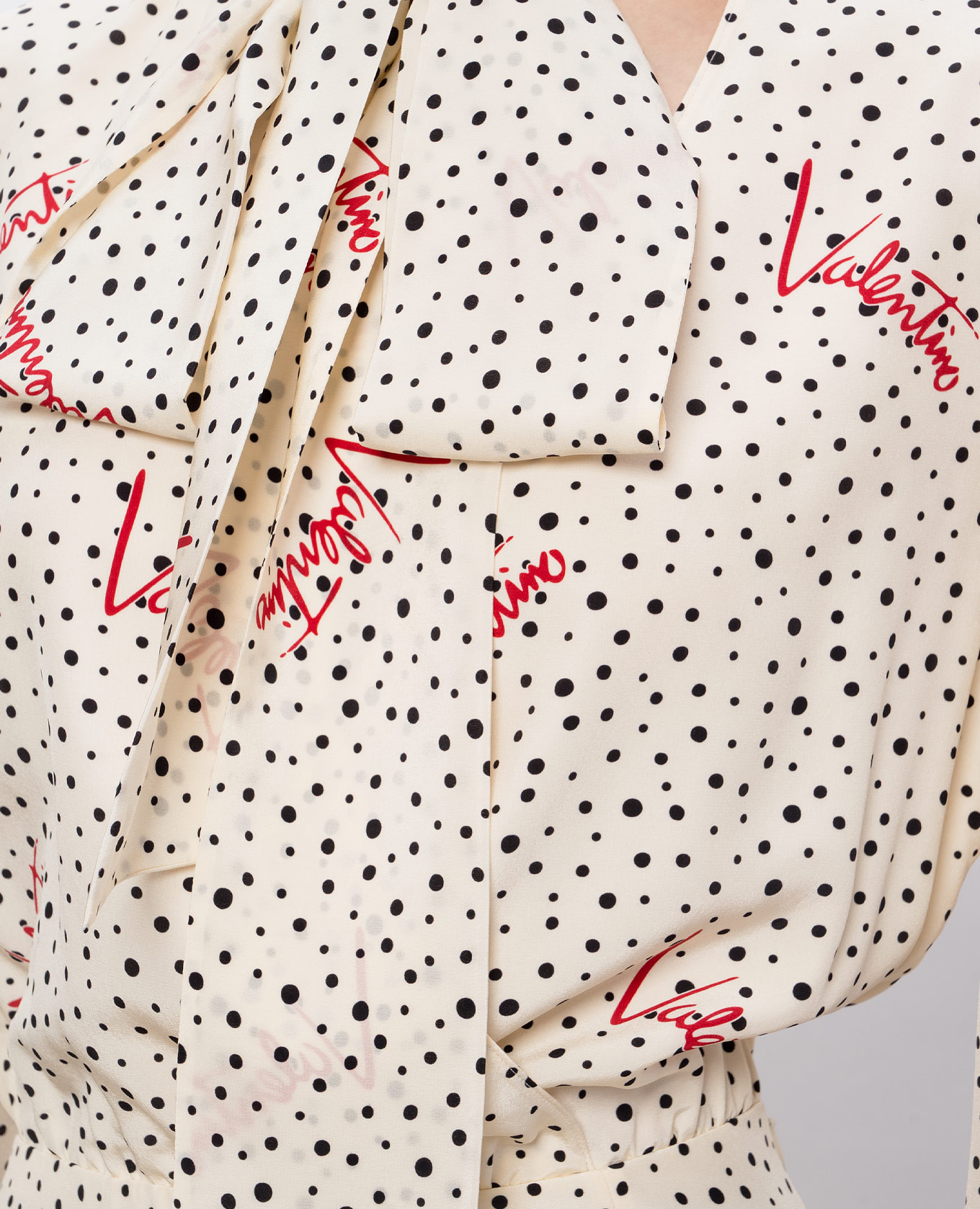 Beige polka dot silk dress Valentino
Beige polka dot silk dress Valentino