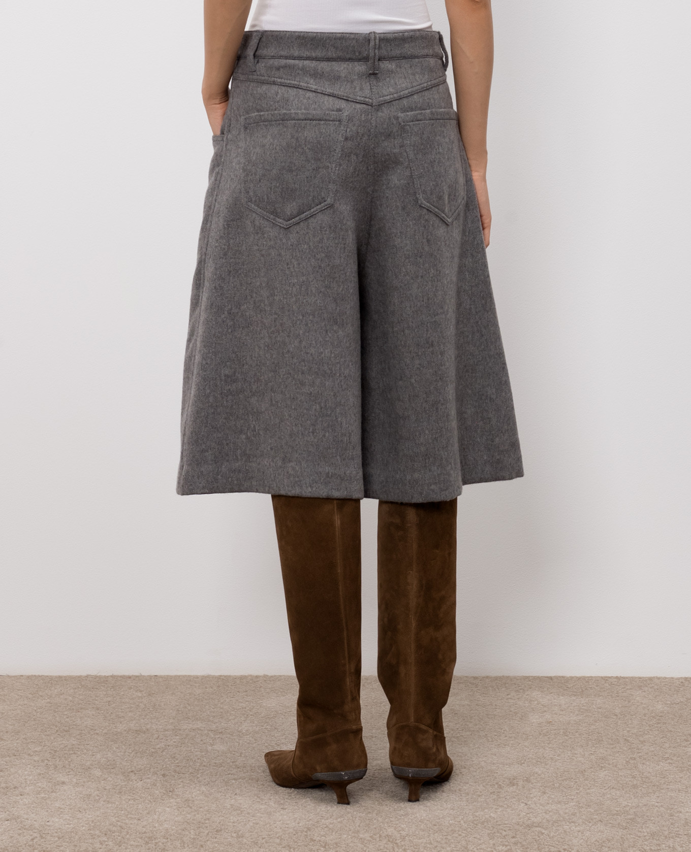 Gray wool Bermuda shorts Brunello Cucinelli, Grey
Gray wool Bermuda shorts Brunello Cucinelli, Grey