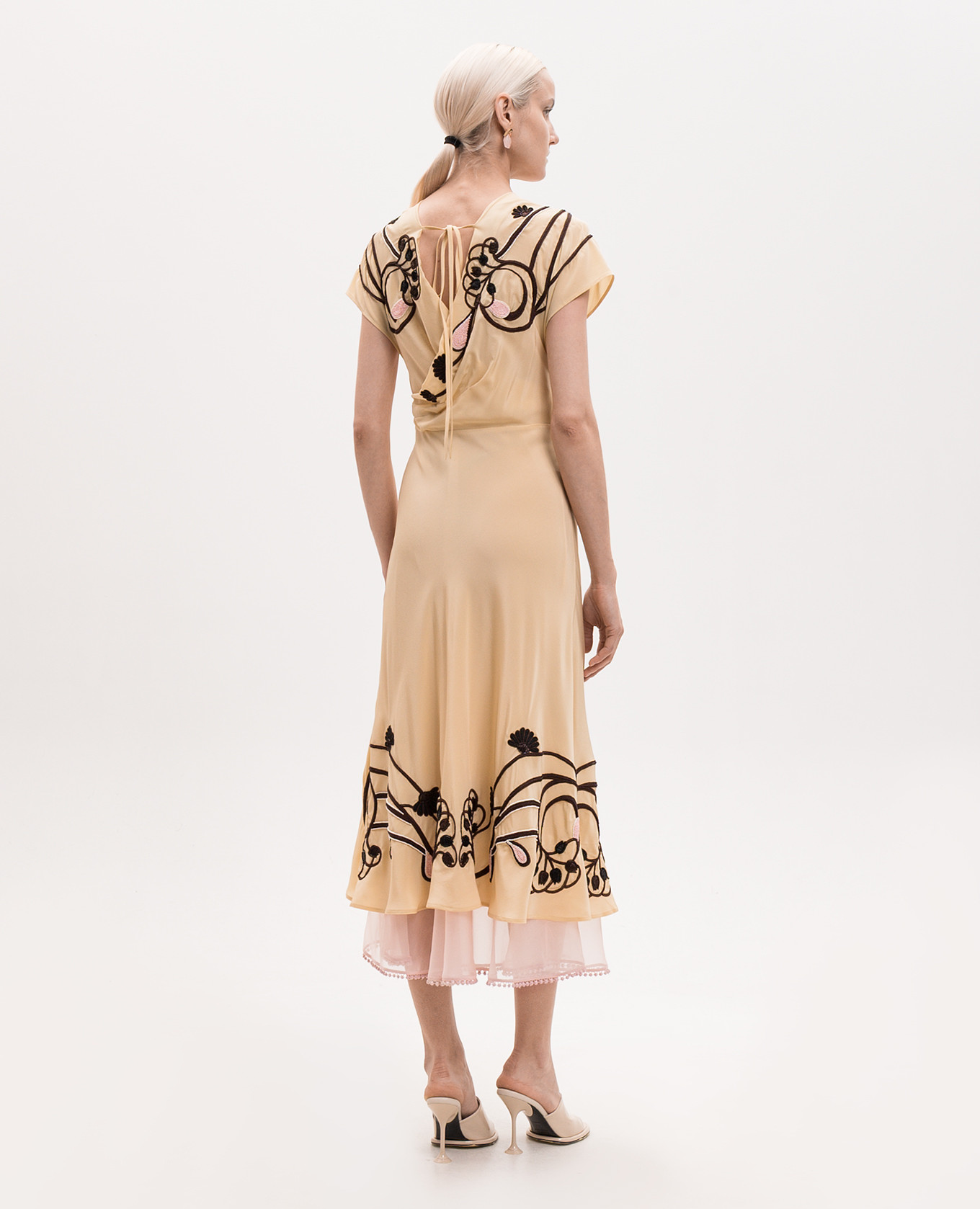 Yellow Foyer silk dress with embroidery La DoubleJ
Yellow Foyer silk dress with embroidery La DoubleJ