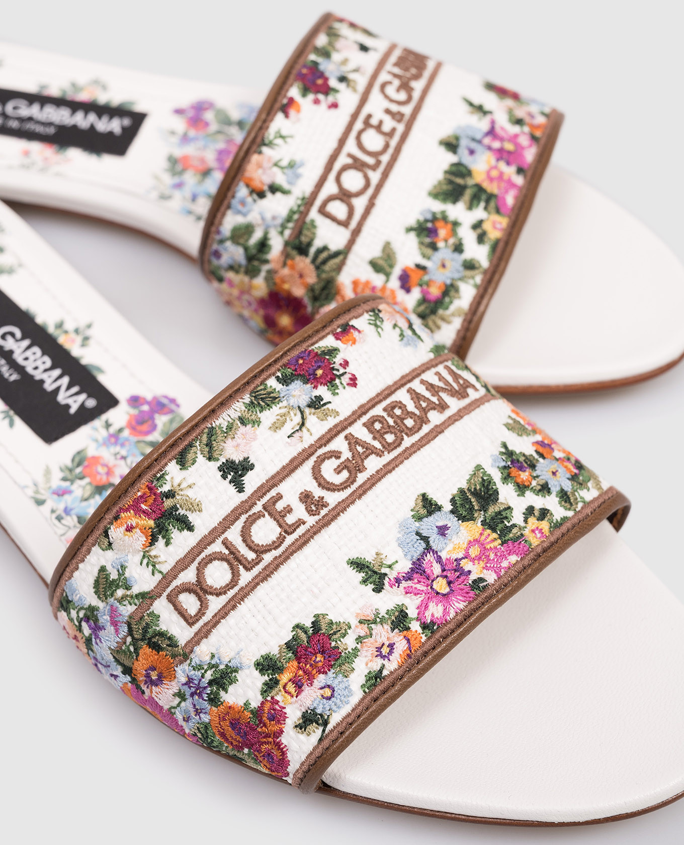 White flip-flops with floral embroidery Dolce&Gabbana
White flip-flops with floral embroidery Dolce&Gabbana