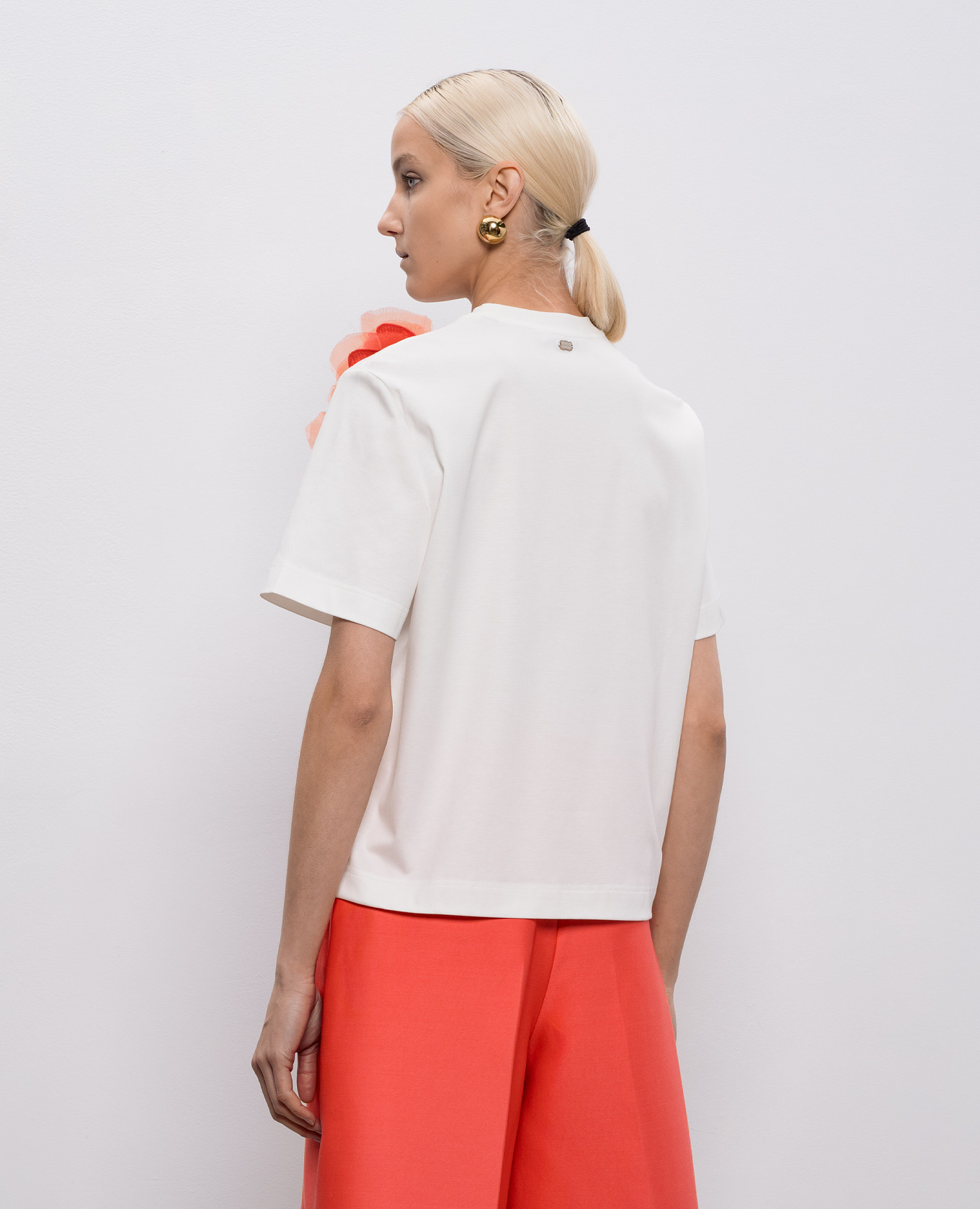 White T-shirt with floral applique Agnona
White T-shirt with floral applique Agnona