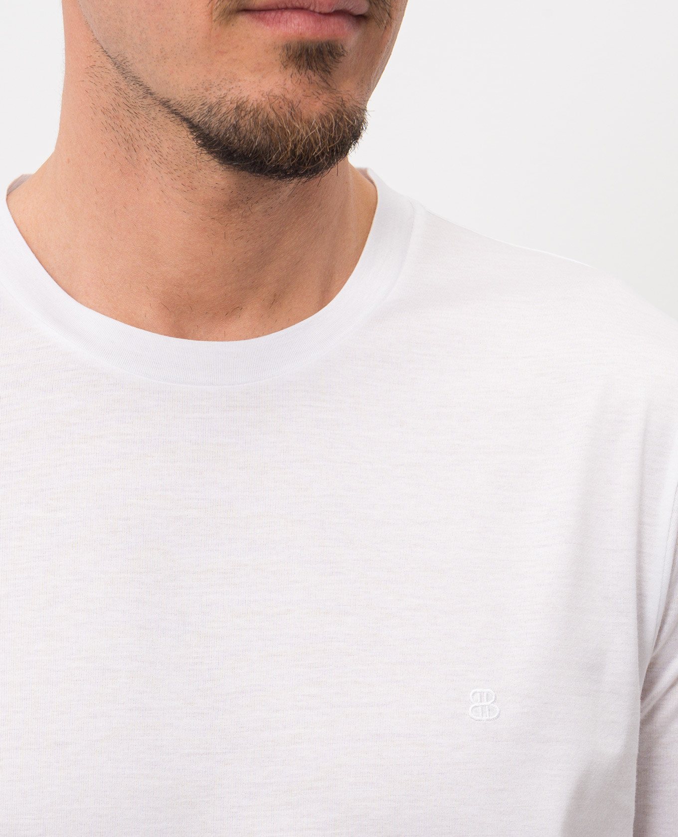 White T-shirt with embroidered emblem Bertolo Cashmere
White T-shirt with embroidered emblem Bertolo Cashmere