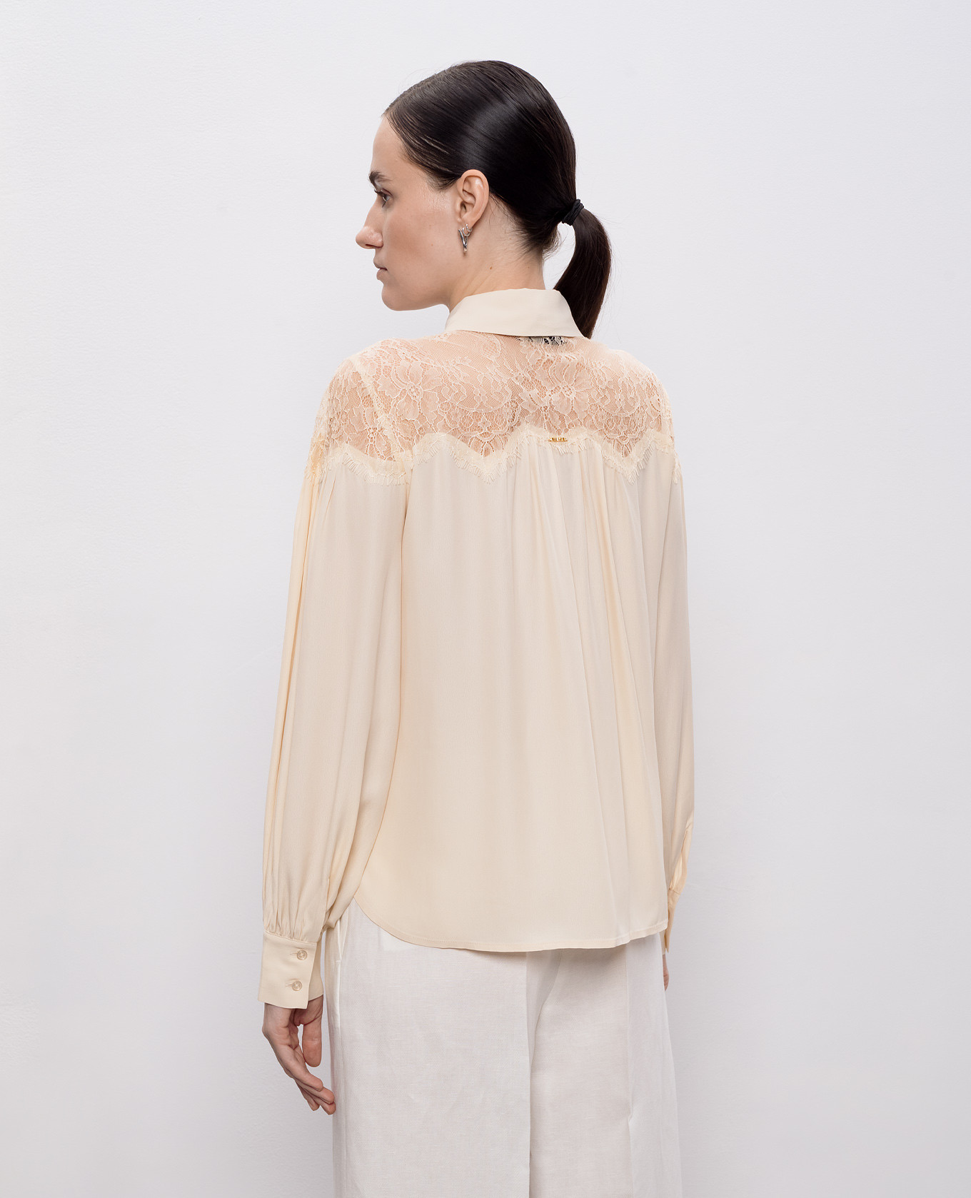 Beige blouse with lace Twinset
Beige blouse with lace Twinset