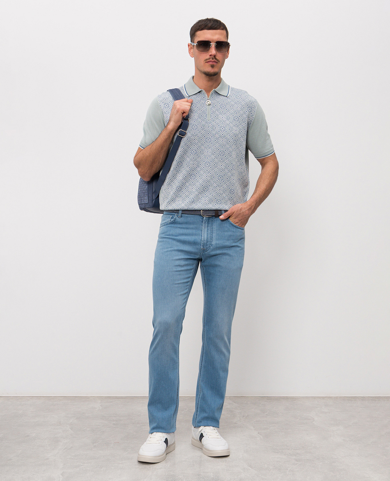 Blue jeans with embroidered emblem Stefano Ricci, Light blue
Blue jeans with embroidered emblem Stefano Ricci, Light blue