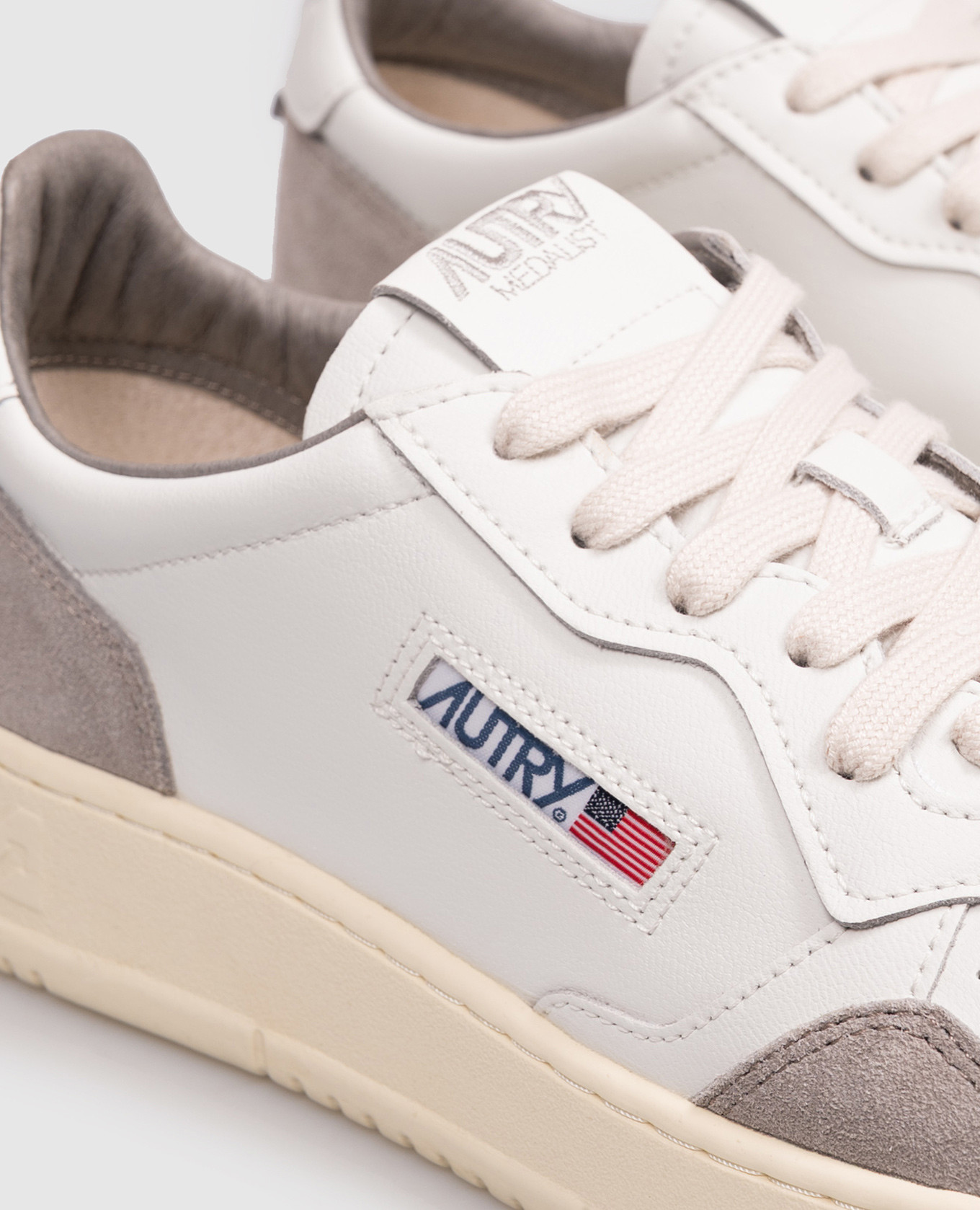 MEDALIST white leather sneakers with embossed logo AUTRY
MEDALIST white leather sneakers with embossed logo AUTRY