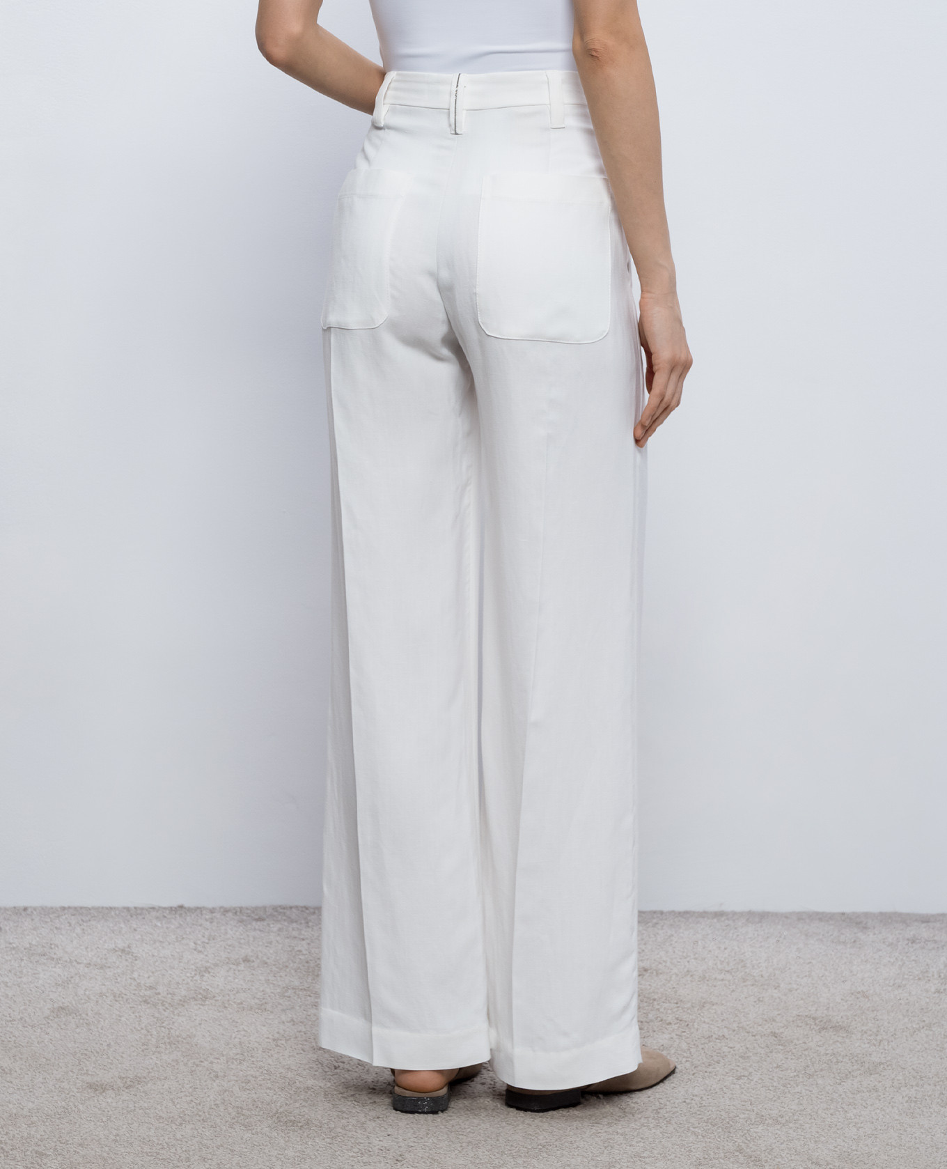 White linen pants Brunello Cucinelli
White linen pants Brunello Cucinelli