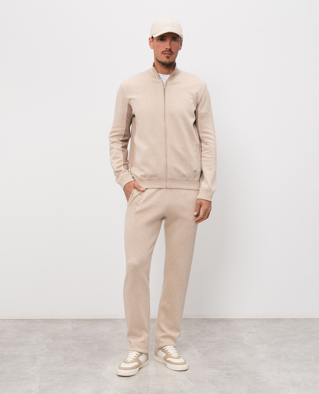 Beige tracksuit with emblem Bertolo Cashmere
Beige tracksuit with emblem Bertolo Cashmere