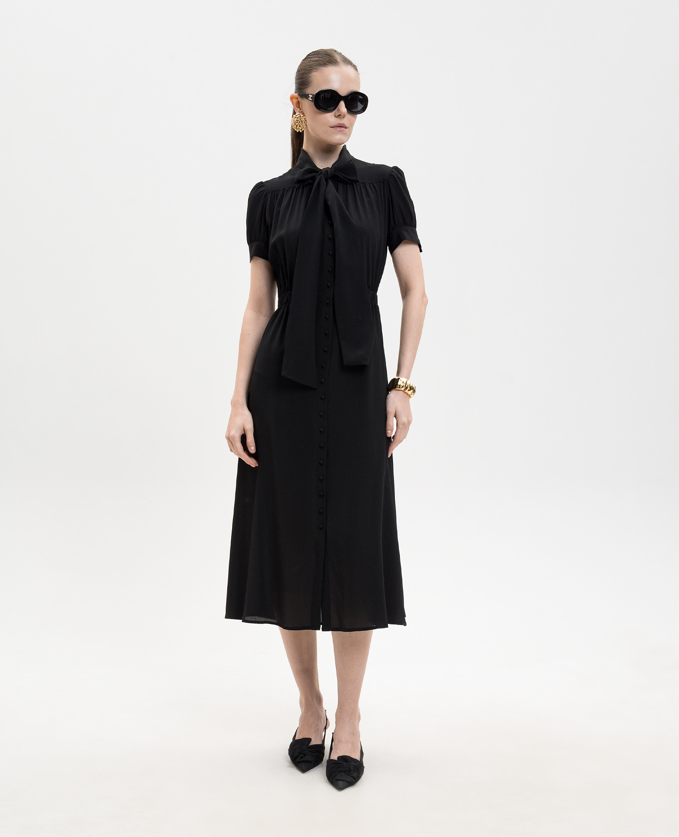 Black silk dress with ascot collar Jacob Lee
Black silk dress with ascot collar Jacob Lee