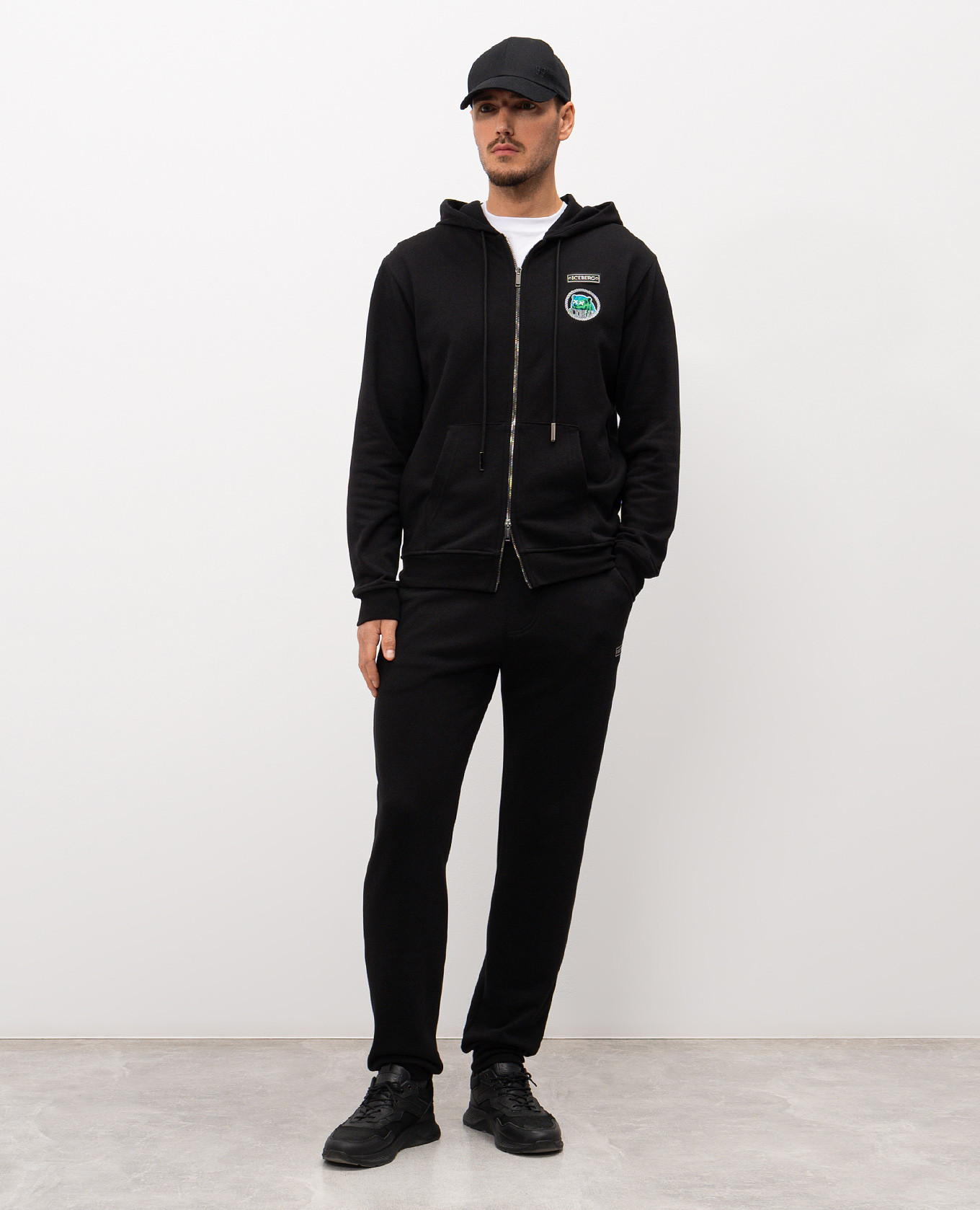 Black joggers with logo patch Iceberg
Black joggers with logo patch Iceberg
