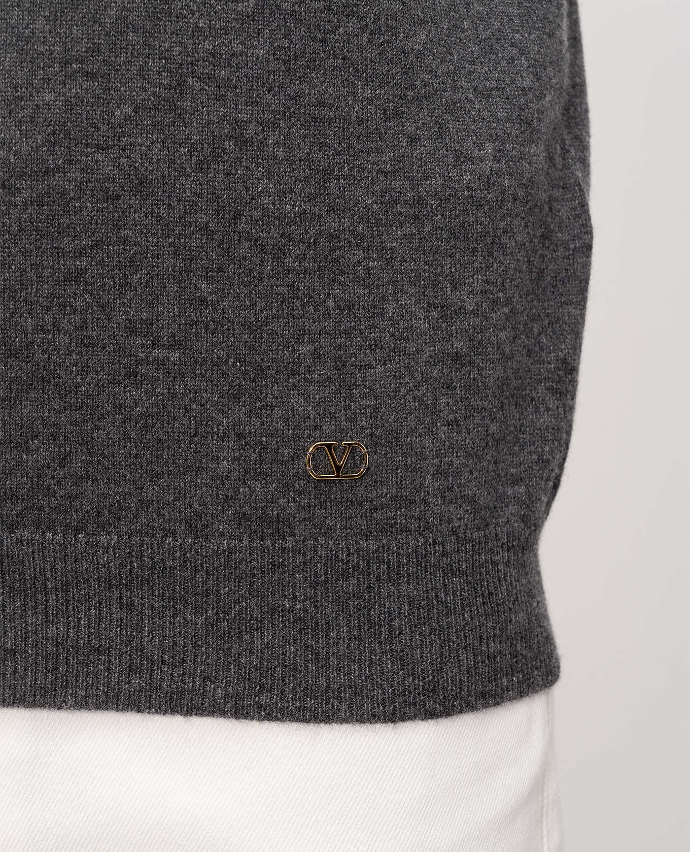 Grey cashmere jumper with embroidered emblem Valentino
Grey cashmere jumper with embroidered emblem Valentino