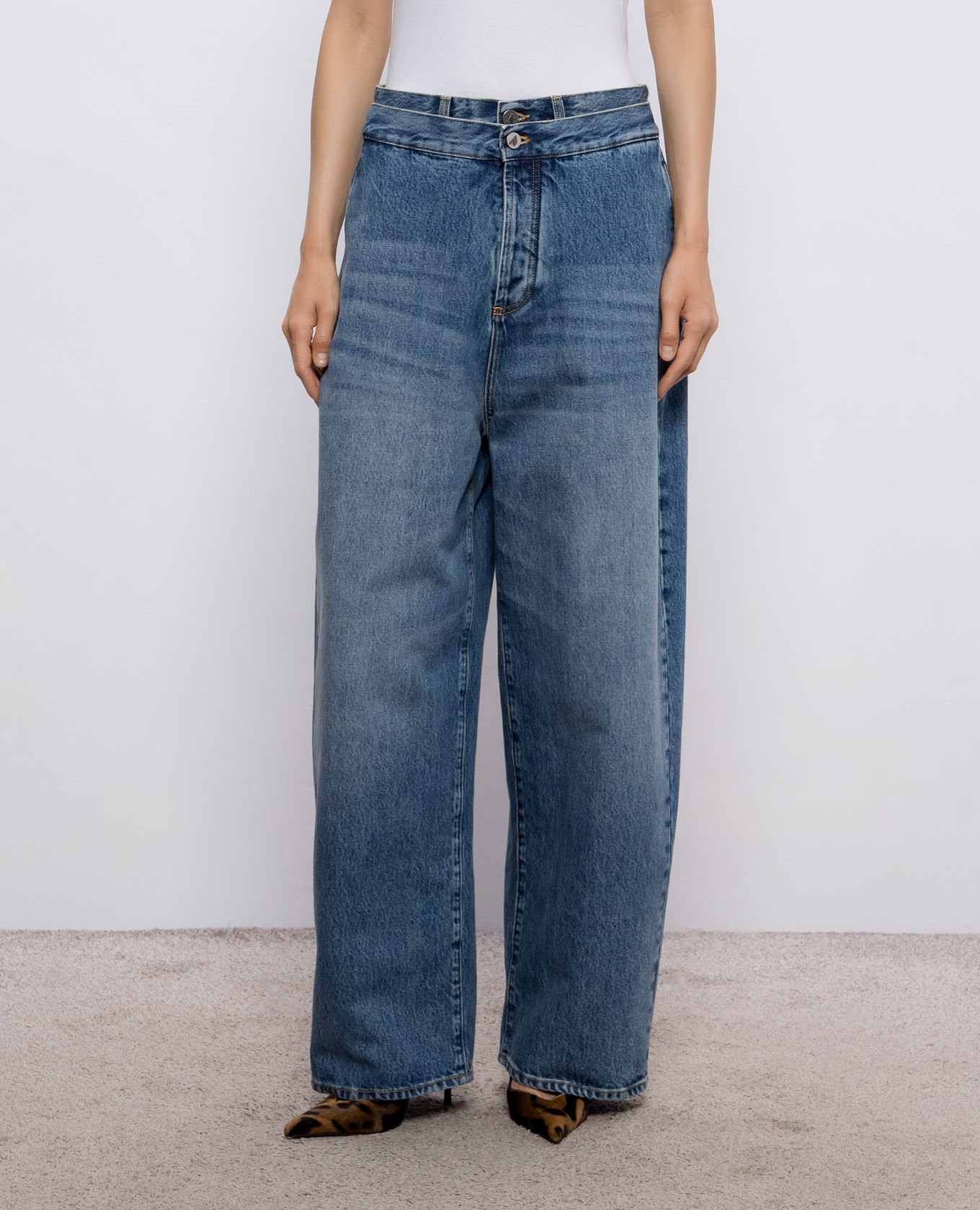 Blue jeans with a worn effect The Attico
Blue jeans with a worn effect The Attico