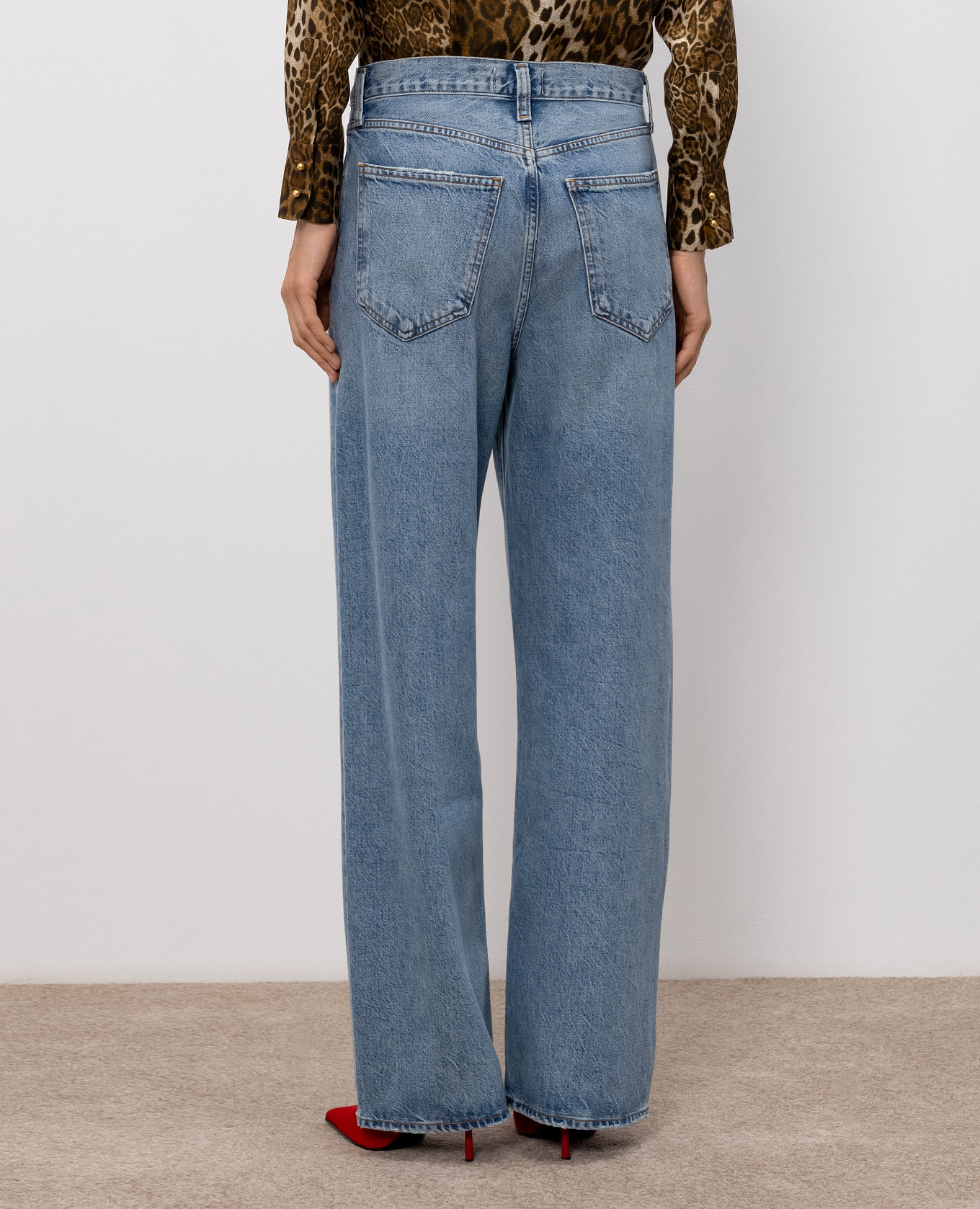 Blue jeans with a worn effect AGOLDE
Blue jeans with a worn effect AGOLDE
