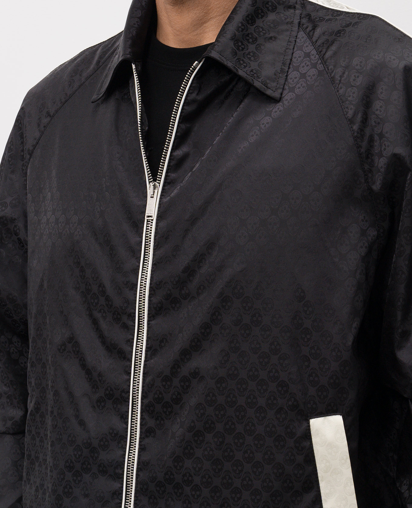 Black Skull patterned windbreaker Alexander McQueen
Black Skull patterned windbreaker Alexander McQueen