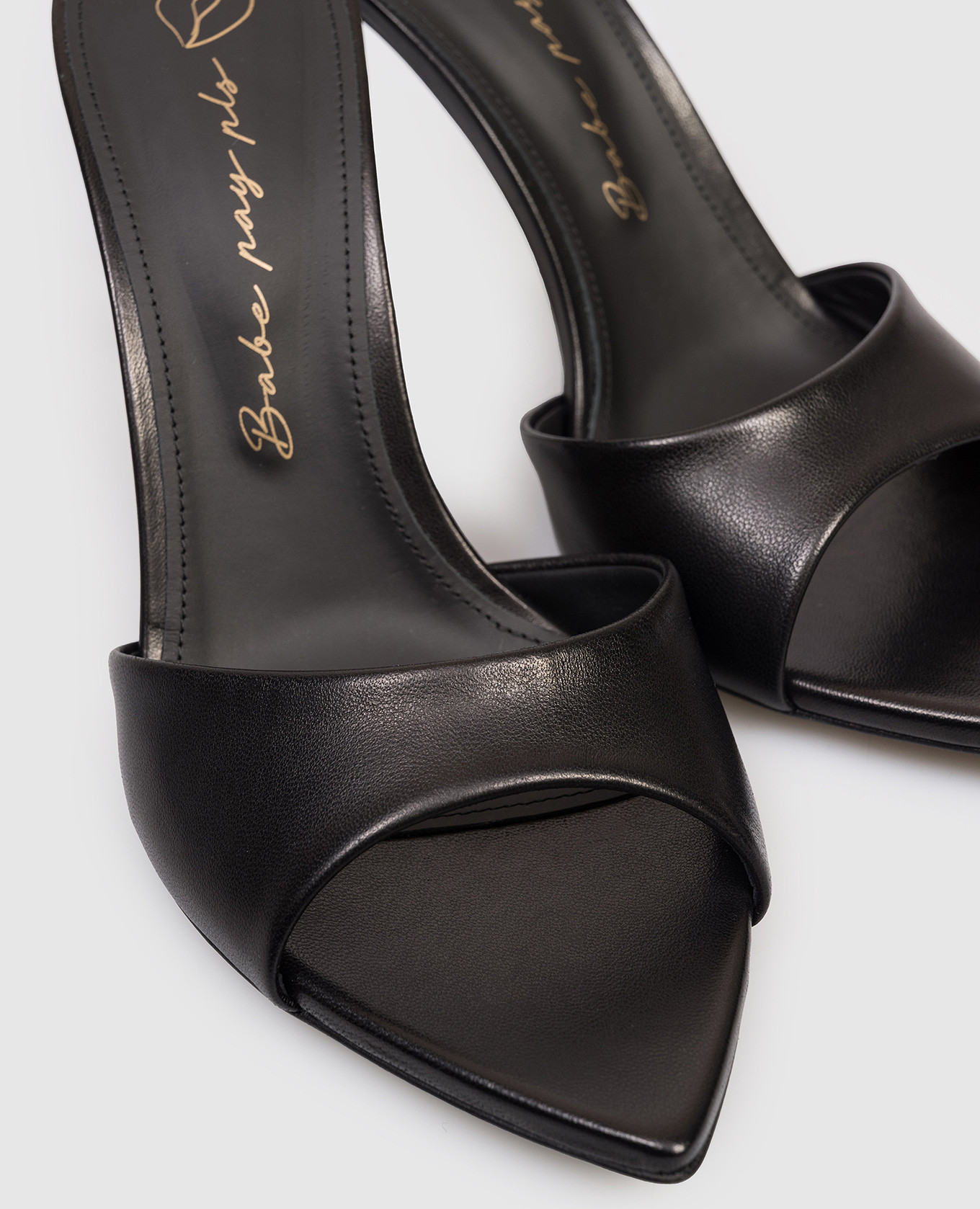 Black leather mules Babe Pay Pls
Black leather mules Babe Pay Pls