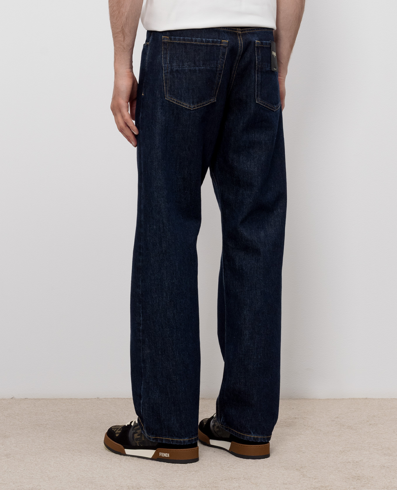 Blue jeans with logo patch Fendi
Blue jeans with logo patch Fendi