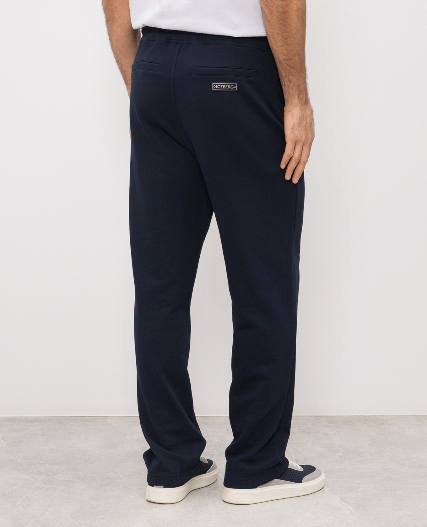 Blue joggers with logo patch Iceberg
Blue joggers with logo patch Iceberg