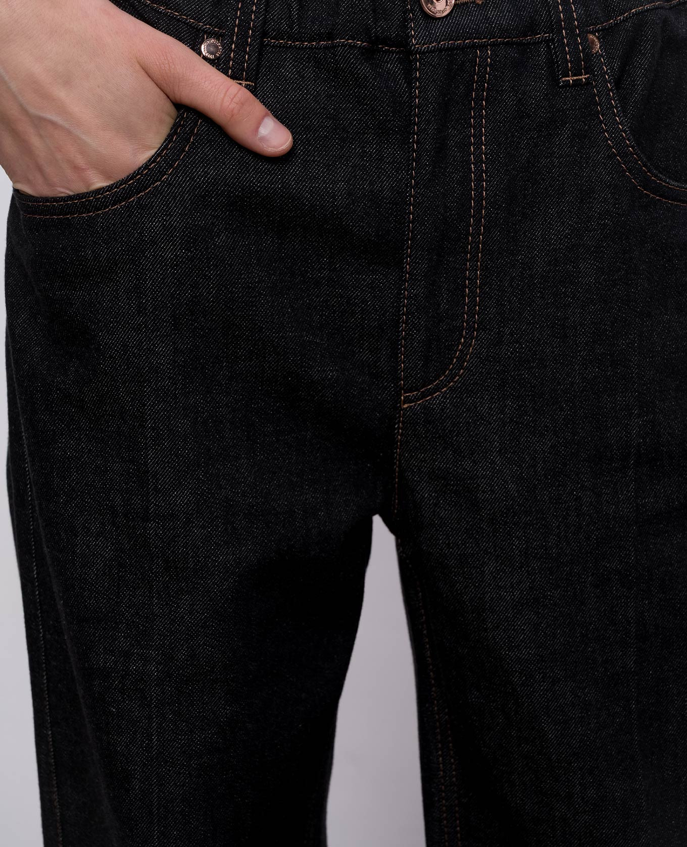 Dark blue jeans with a monil chain Brunello Cucinelli
Dark blue jeans with a monil chain Brunello Cucinelli