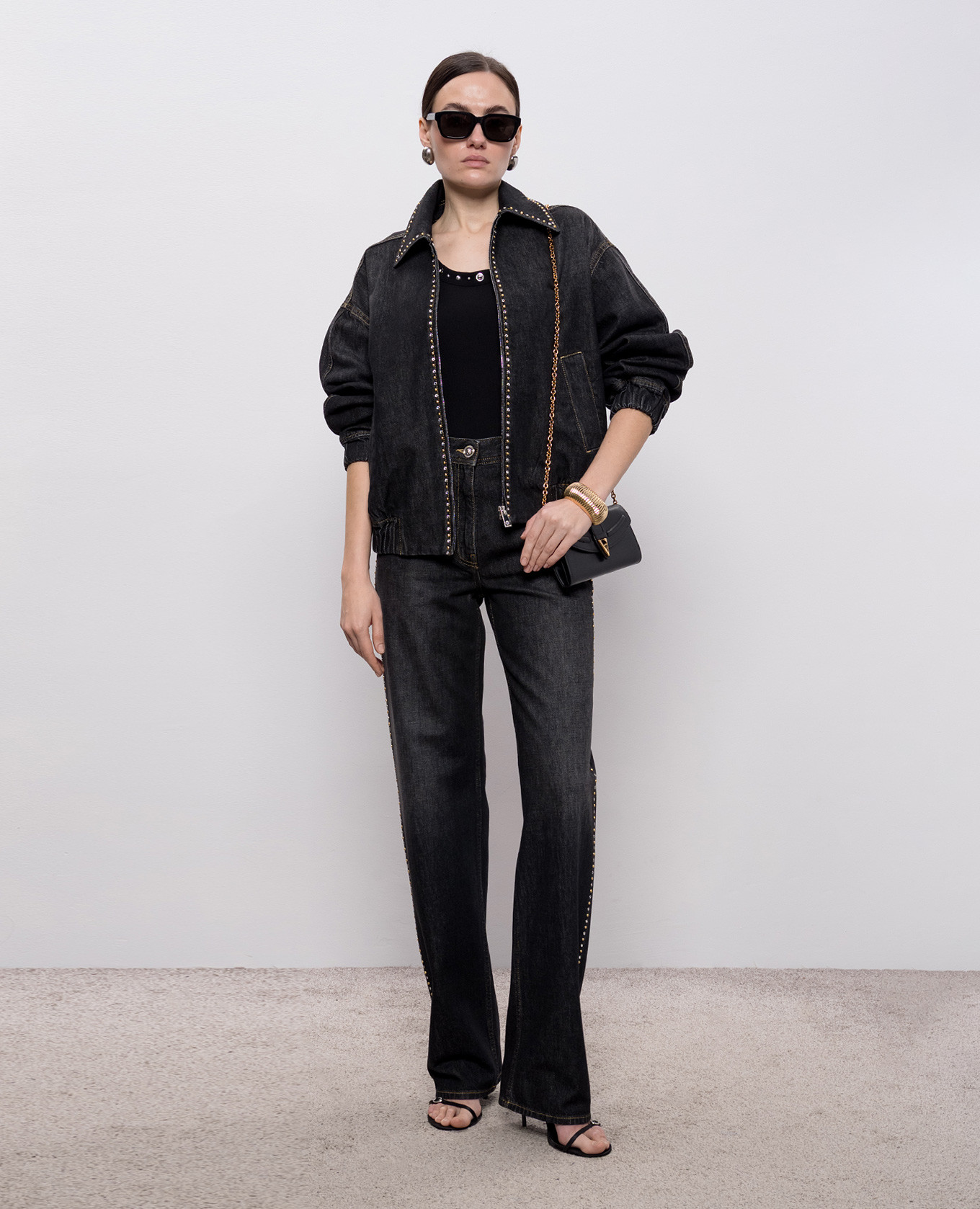 Black jeans with logo patch Versace
Black jeans with logo patch Versace