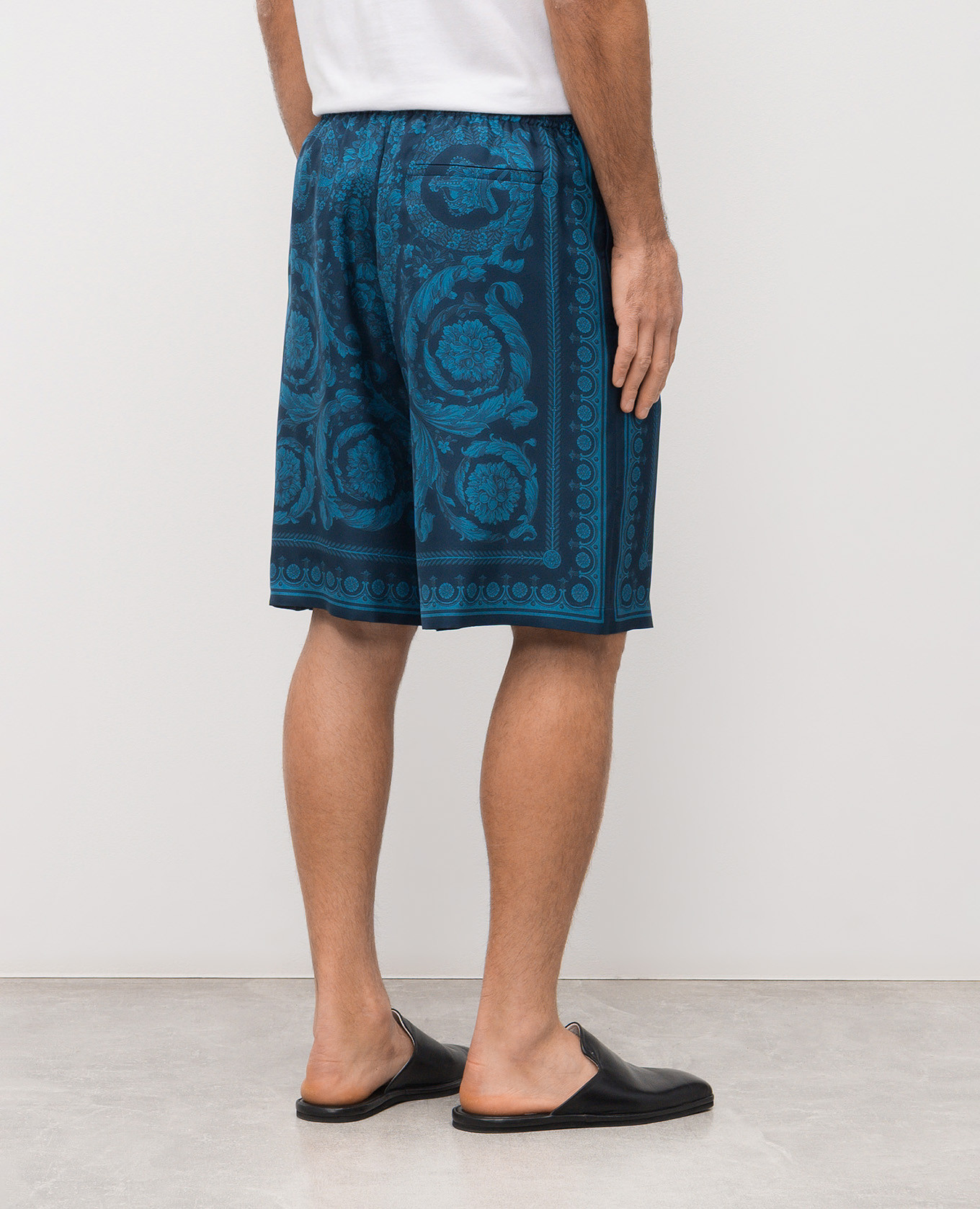Blue printed silk shorts Versace
Blue printed silk shorts Versace