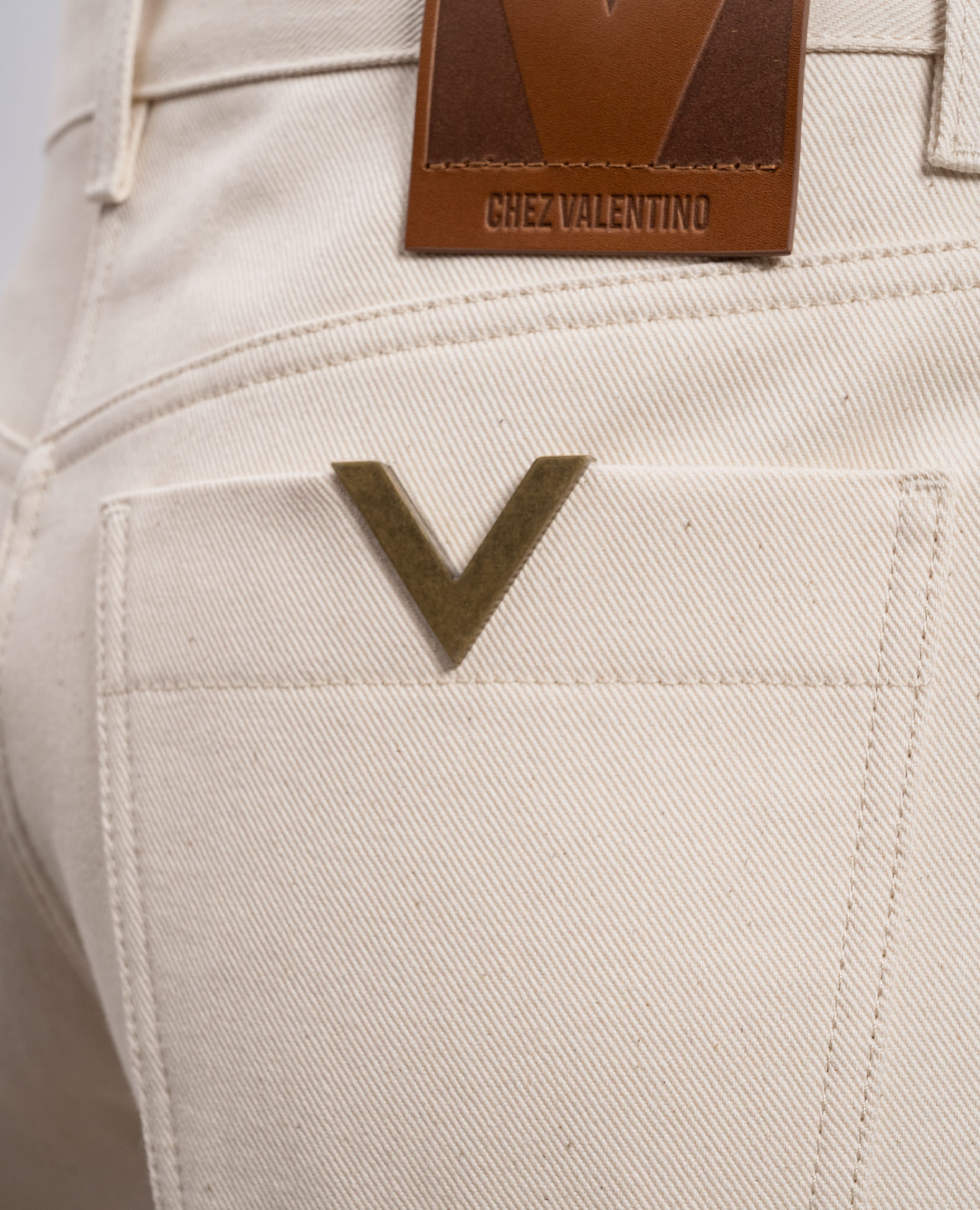 Beige jeans with logo patch Valentino
Beige jeans with logo patch Valentino