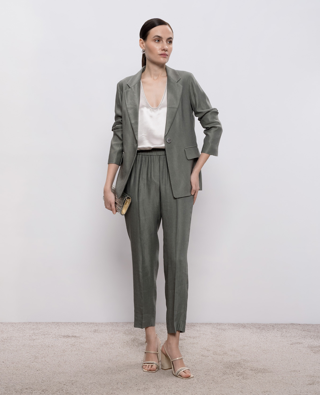 Green linen pants with chain Peserico
Green linen pants with chain Peserico