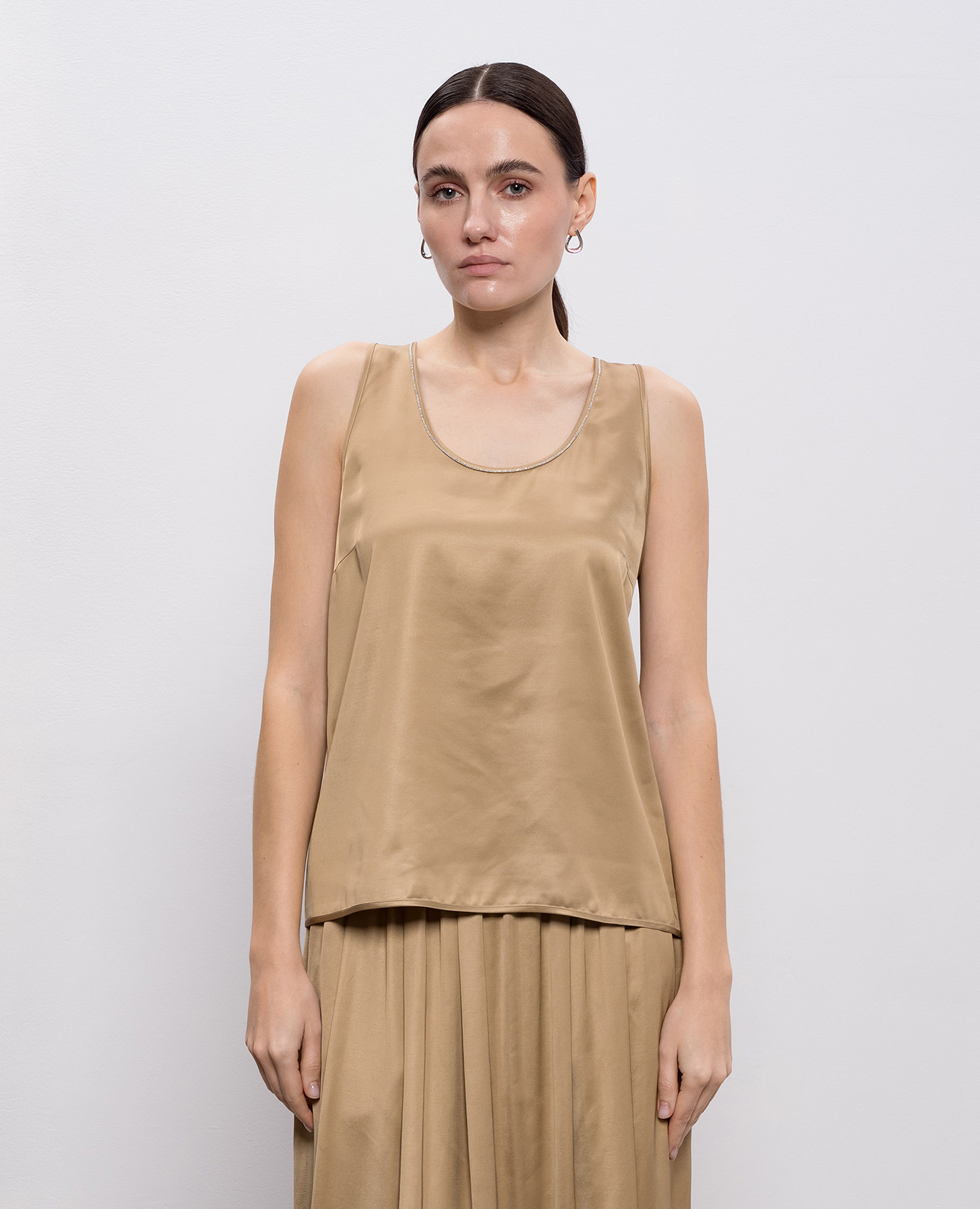Brown top with monil chain Peserico
Brown top with monil chain Peserico