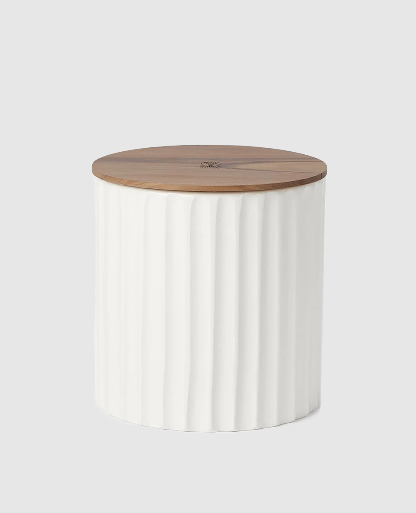 White scented candle in a ceramic candle holder Brunello Cucinelli
White scented candle in a ceramic candle holder Brunello Cucinelli
