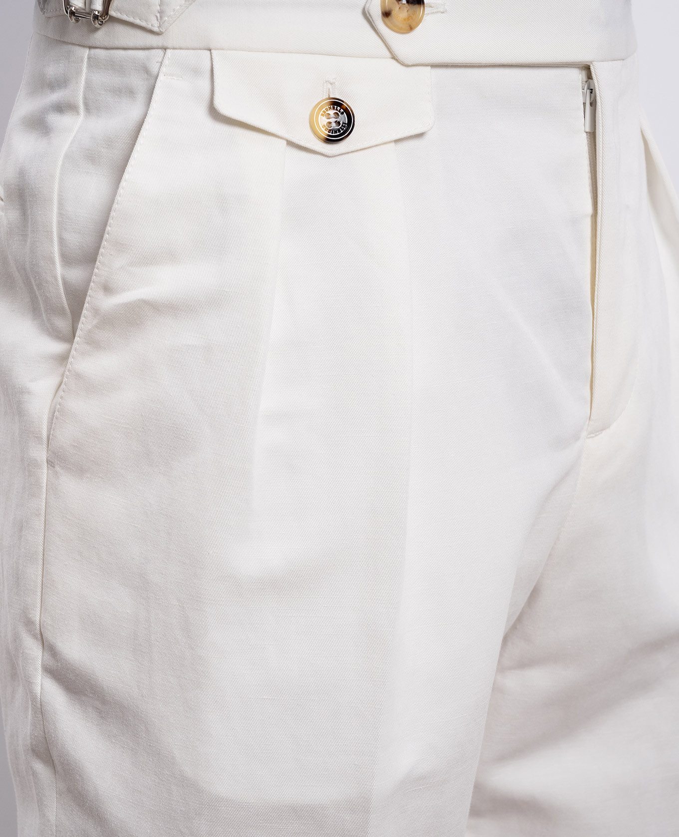 White linen pants Brunello Cucinelli
White linen pants Brunello Cucinelli