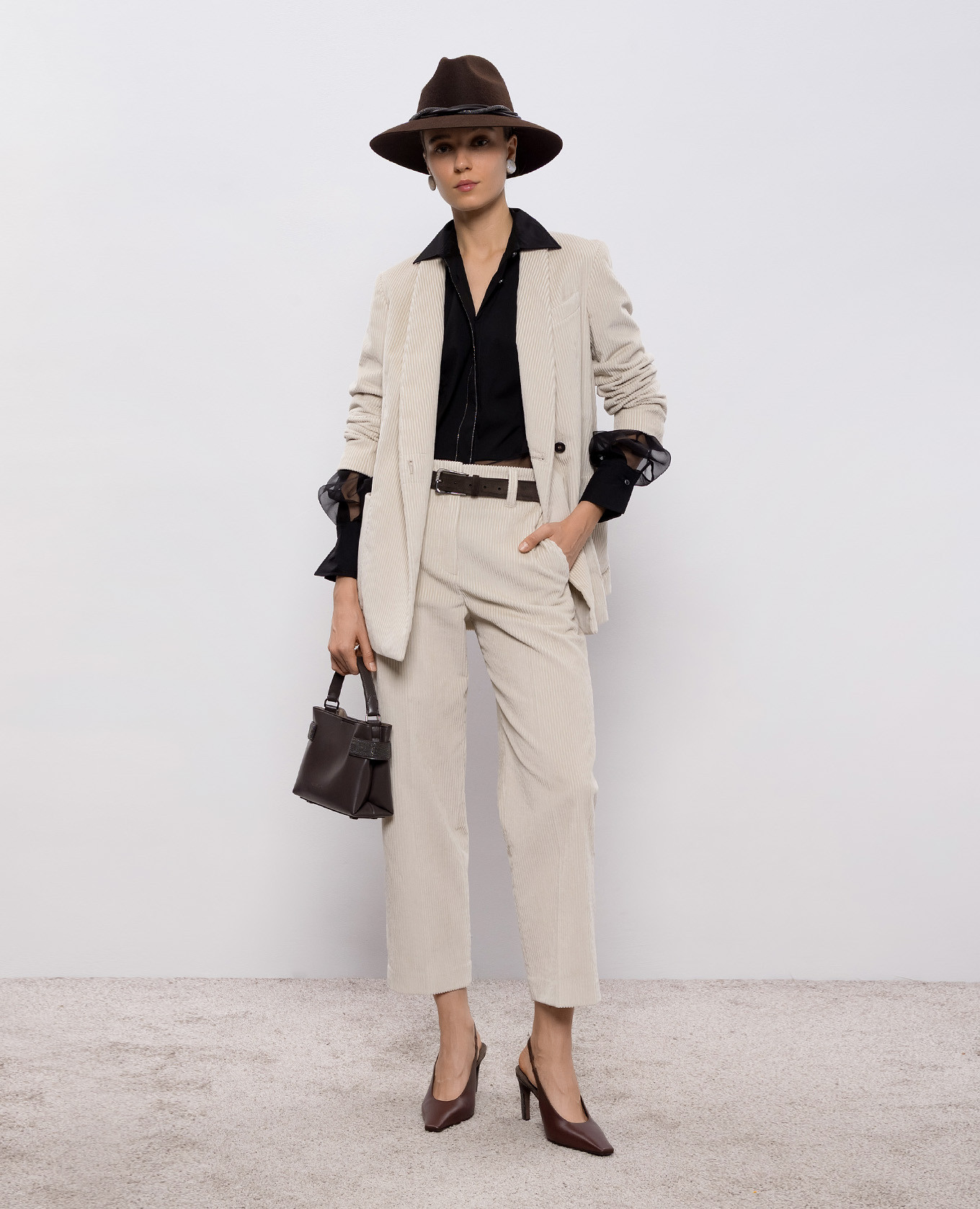 Black blouse with monil chain Brunello Cucinelli
Black blouse with monil chain Brunello Cucinelli