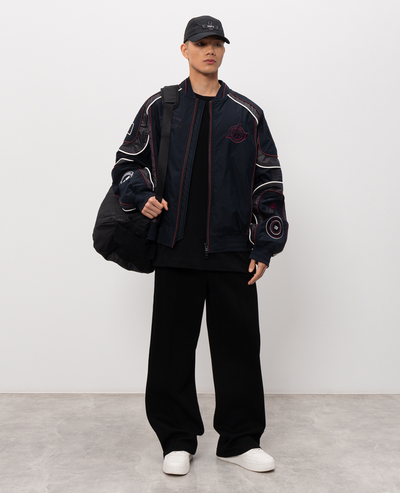 Black T-shirt with embroidered logo Juun.j
Black T-shirt with embroidered logo Juun.j