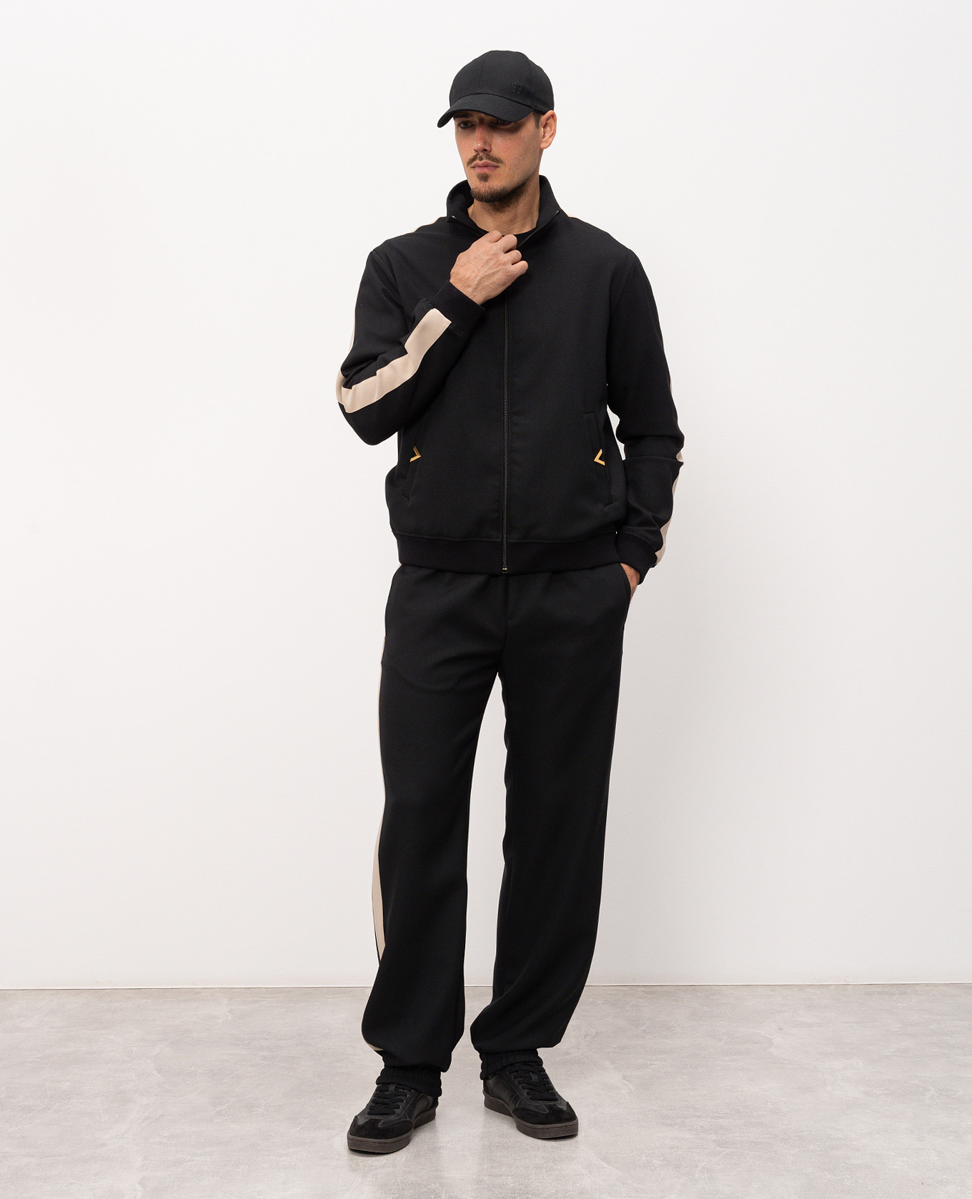 Black joggers with stripes Valentino
Black joggers with stripes Valentino