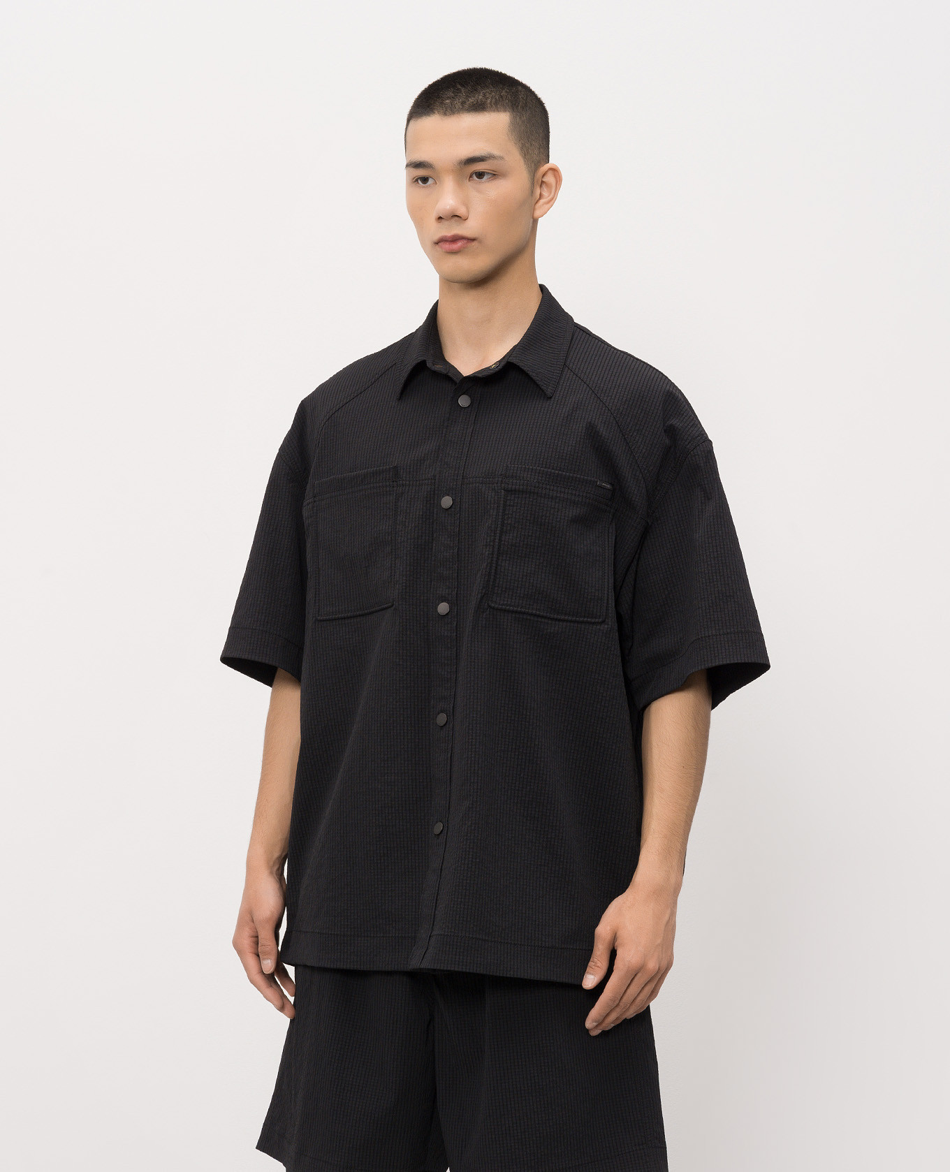 Black short-sleeved shirt Juun.j
Black short-sleeved shirt Juun.j