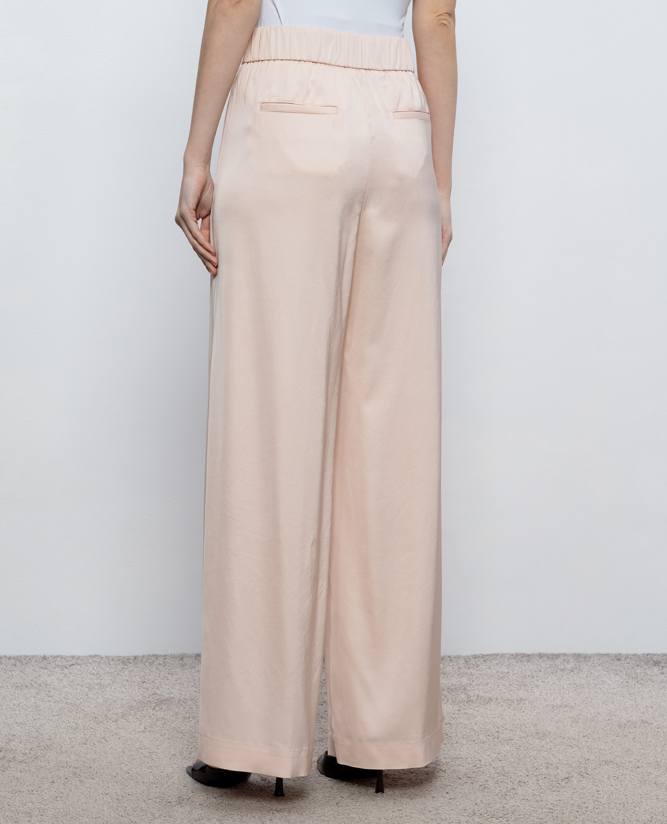 Pink pants with a monil chain Peserico
Pink pants with a monil chain Peserico