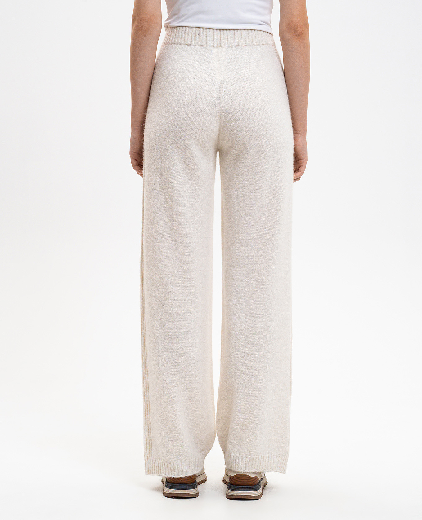 White sweatpants with wool, silk and cashmere Peserico
White sweatpants with wool, silk and cashmere Peserico