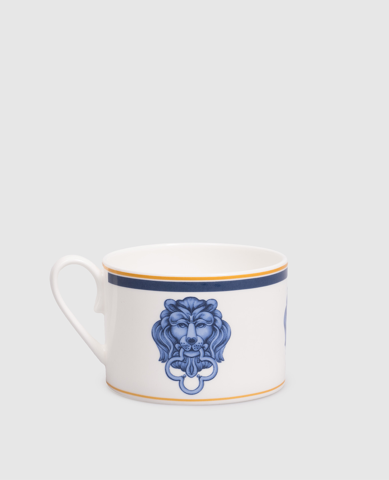 White porcelain tea cup El Leon Geminiano Cozzi 1765
White porcelain tea cup El Leon Geminiano Cozzi 1765