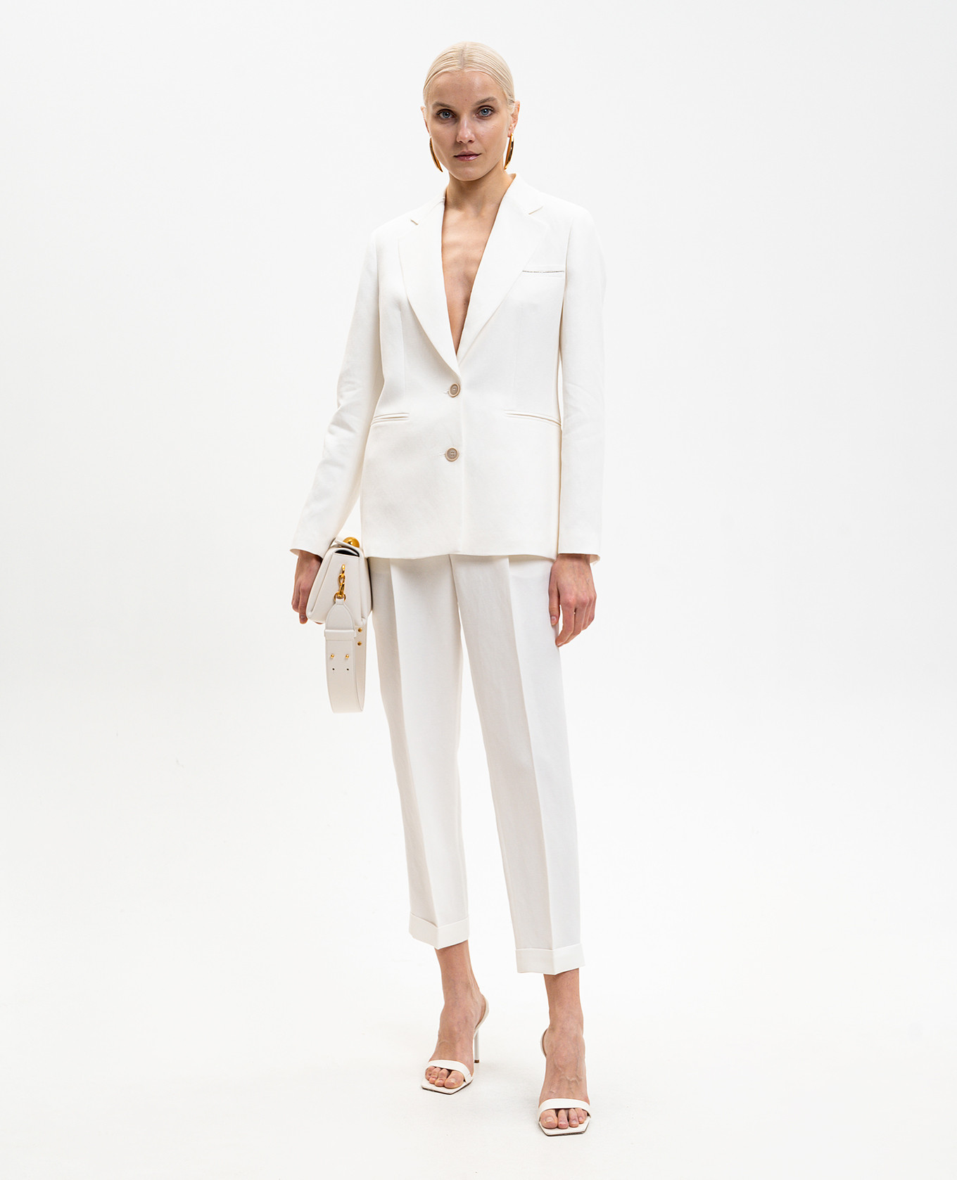 White linen jacket with monil chain Peserico
White linen jacket with monil chain Peserico