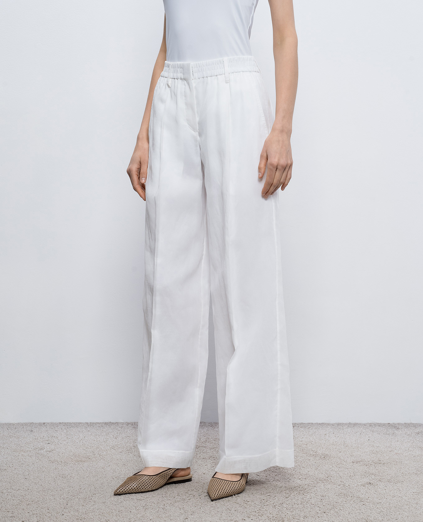 White pants with a monil chain Brunello Cucinelli
White pants with a monil chain Brunello Cucinelli