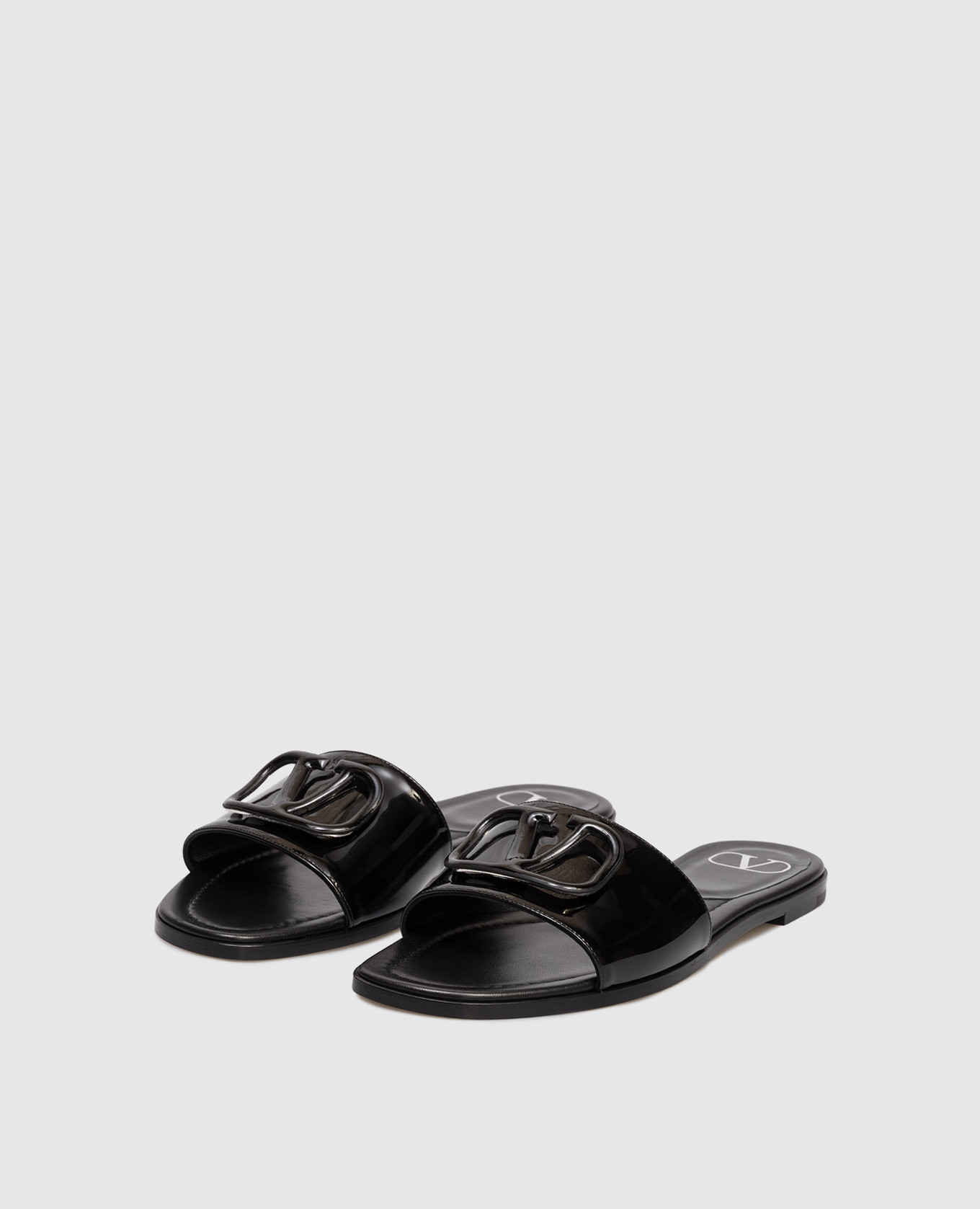 Black patent leather flip-flops with emblem Valentino
Black patent leather flip-flops with emblem Valentino