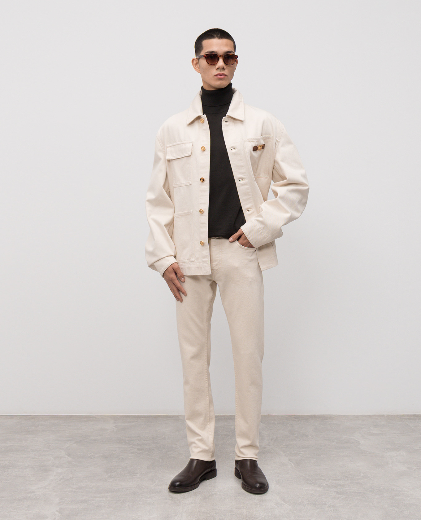 Beige jeans with logo patch Versace
Beige jeans with logo patch Versace