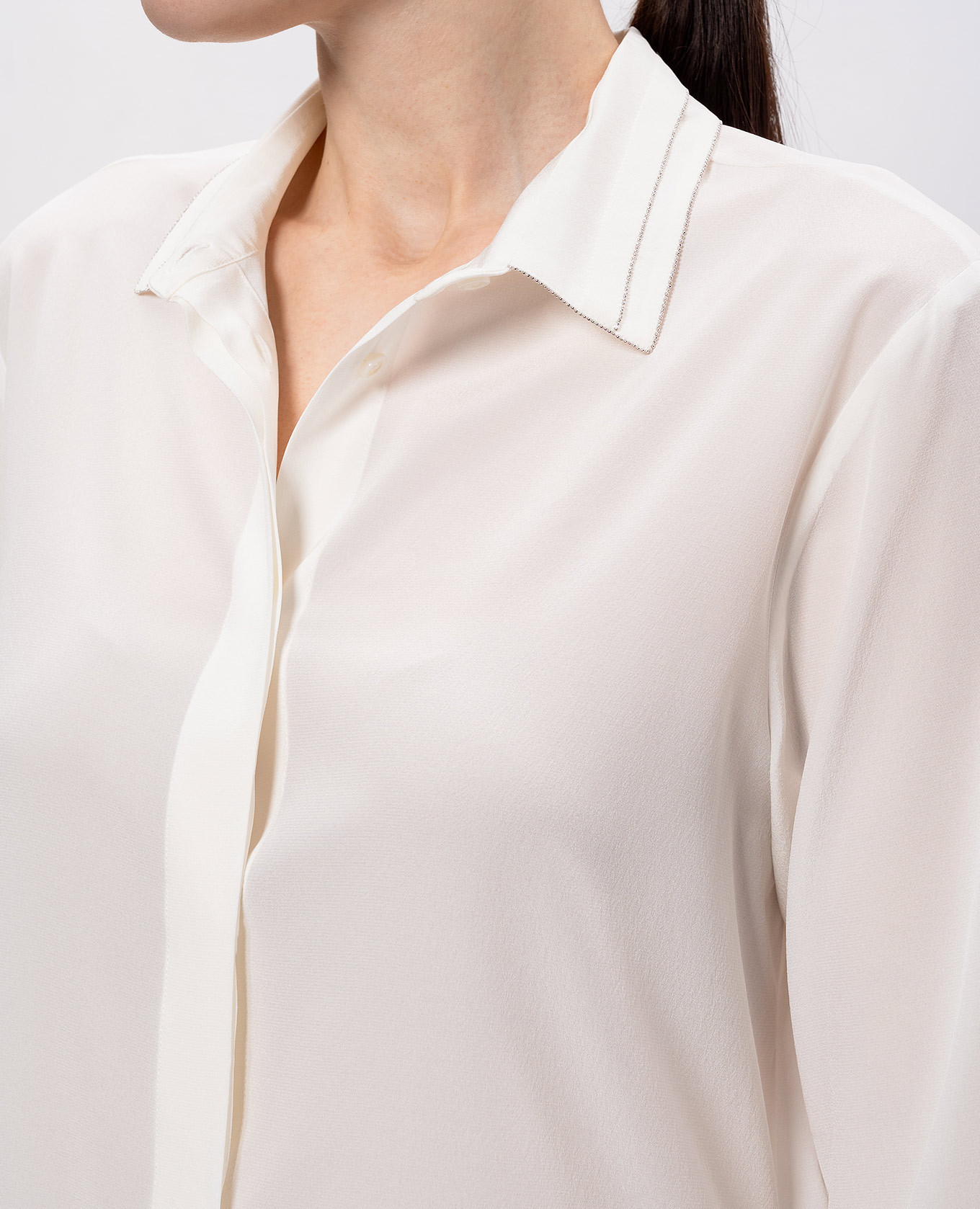 White silk blouse with monil chain Peserico
White silk blouse with monil chain Peserico