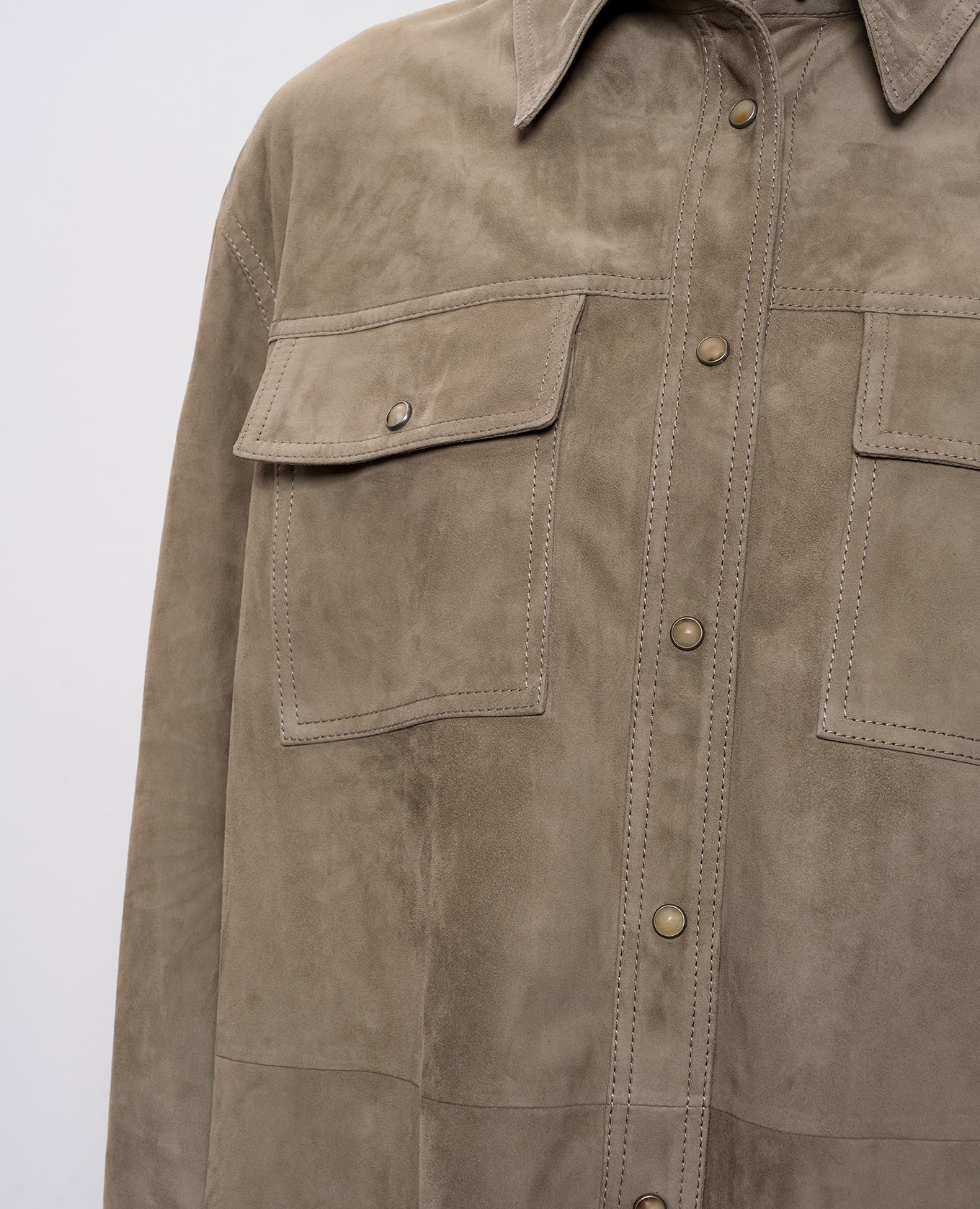 Khaki suede shirt with monil chain Brunello Cucinelli
Khaki suede shirt with monil chain Brunello Cucinelli