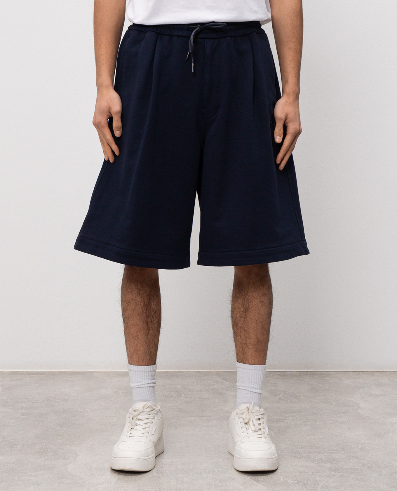 Blue shorts with brand patch Juun.j
Blue shorts with brand patch Juun.j