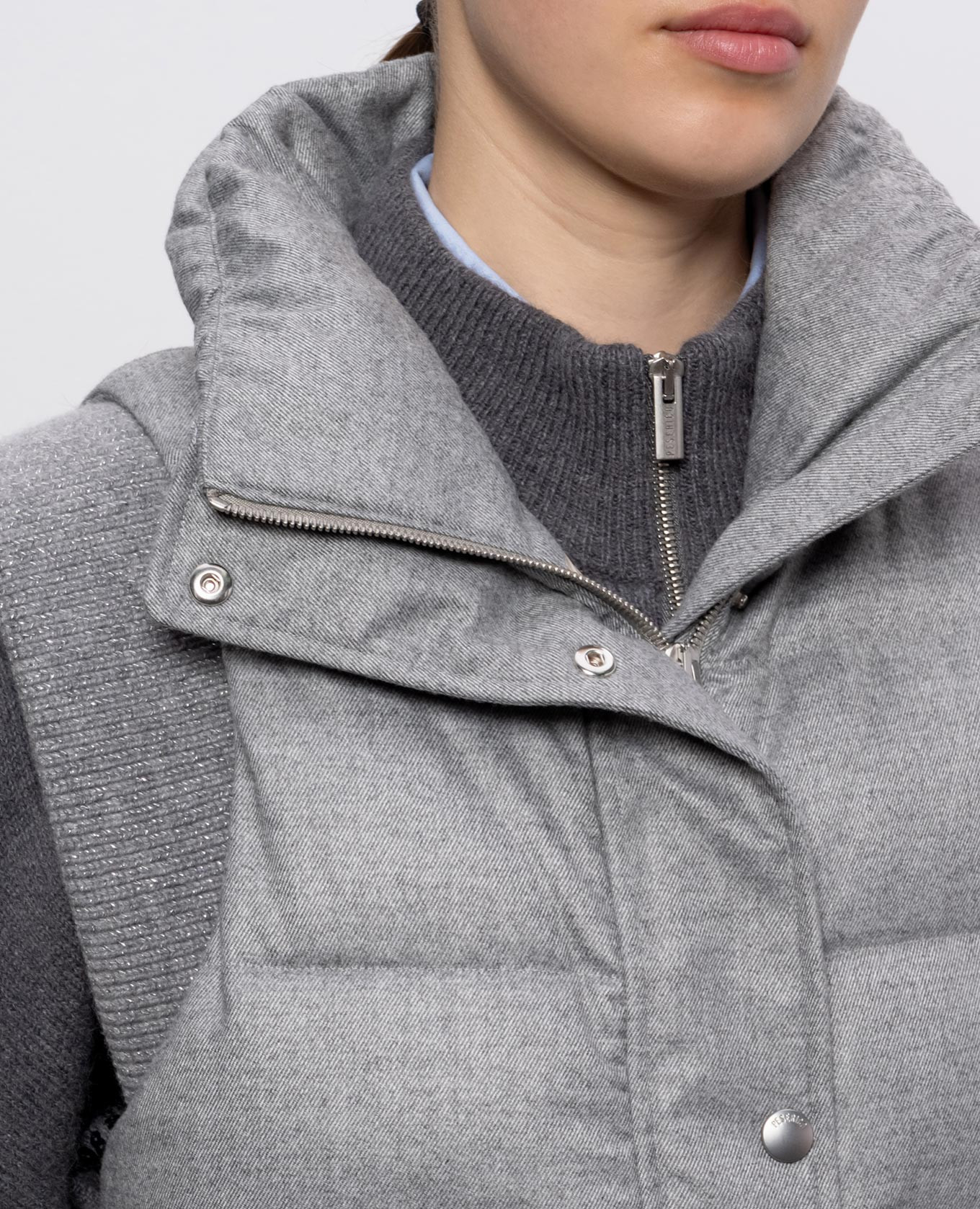 Gray down vest with monil chain Peserico, Grey
Gray down vest with monil chain Peserico, Grey