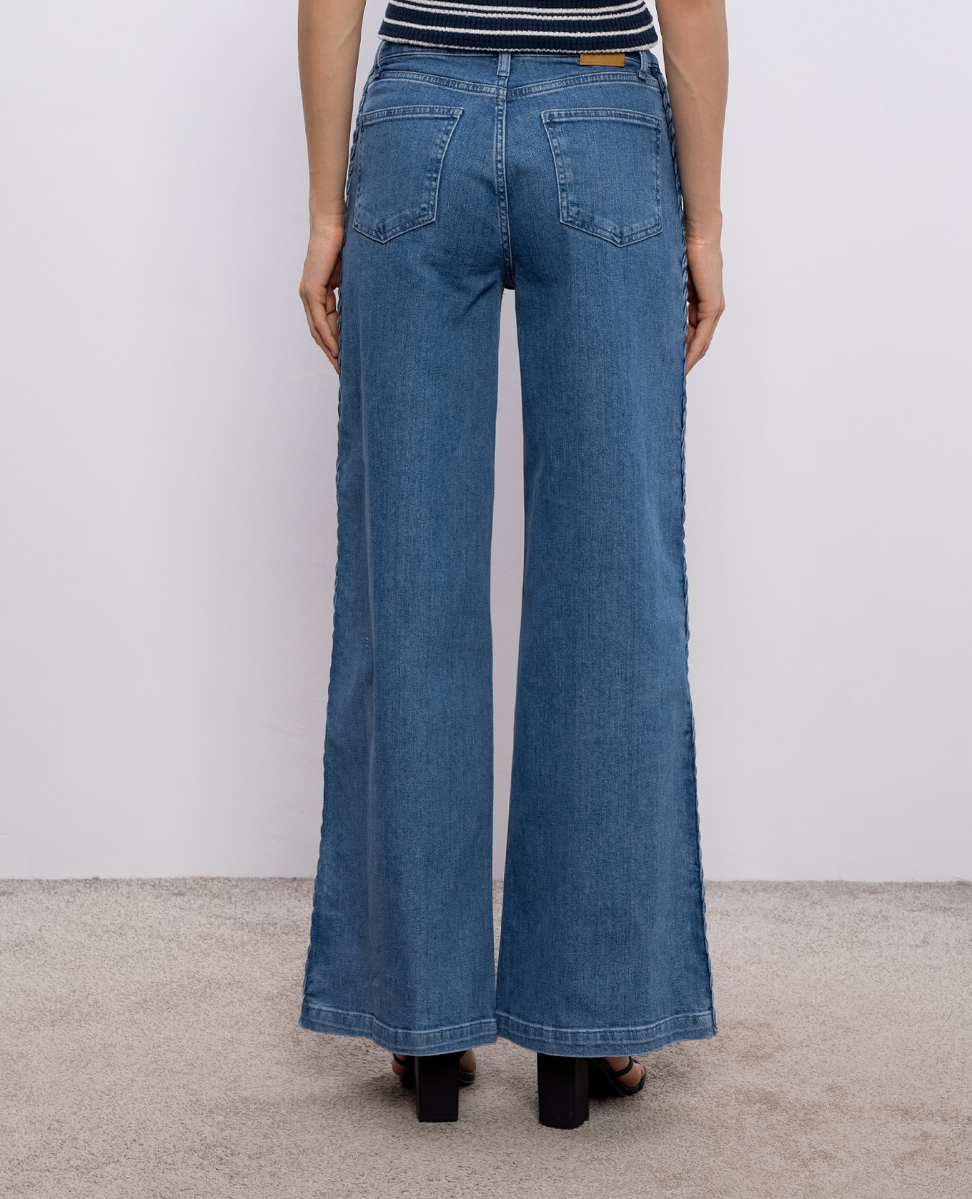 Booker blue flared jeans Simkhai
Booker blue flared jeans Simkhai