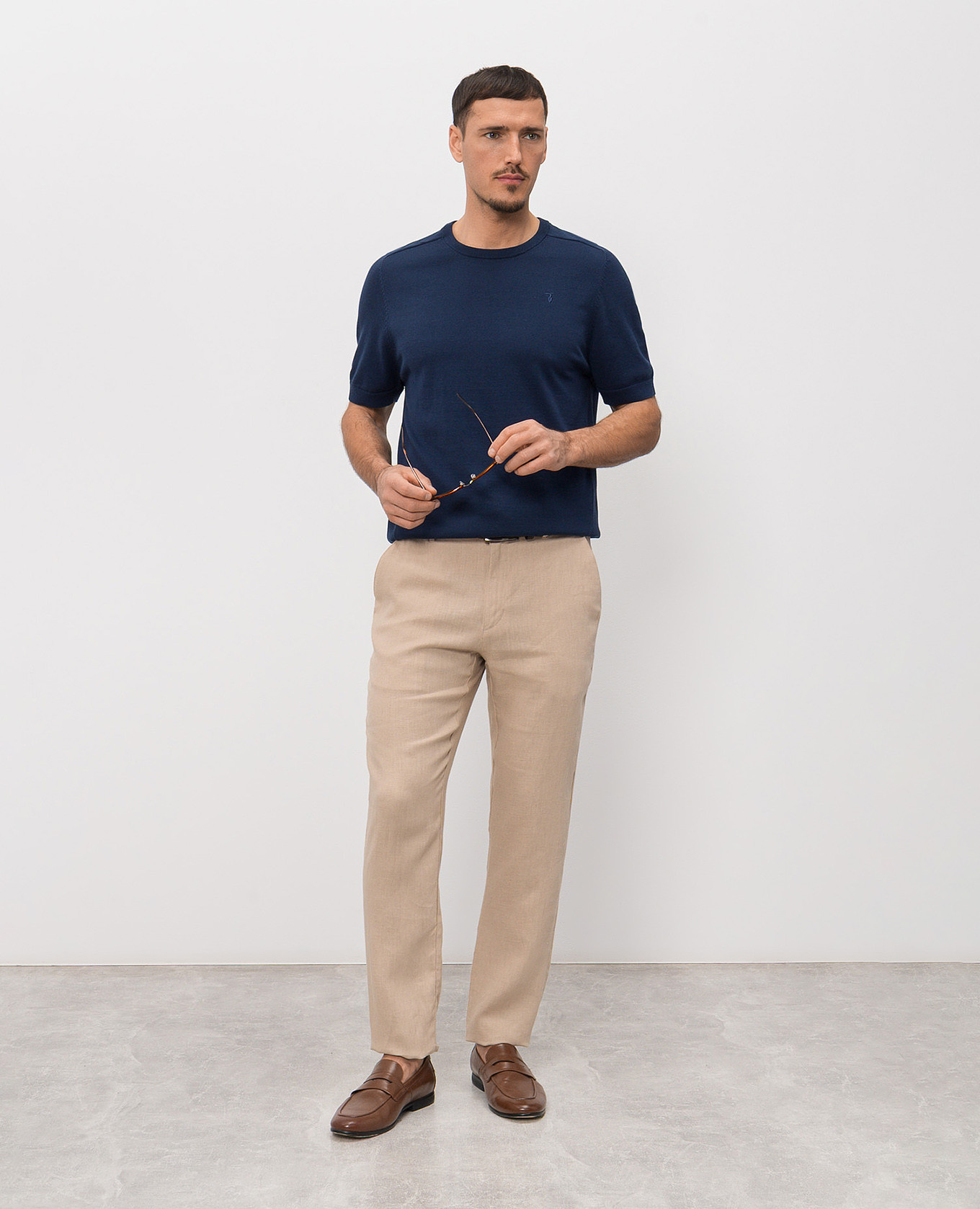 Blue silk T-shirt with embroidered emblem Trussardi
Blue silk T-shirt with embroidered emblem Trussardi