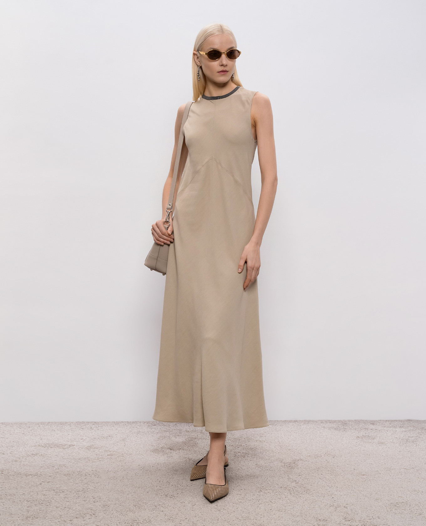 Beige linen dress with monil chain Brunello Cucinelli
Beige linen dress with monil chain Brunello Cucinelli