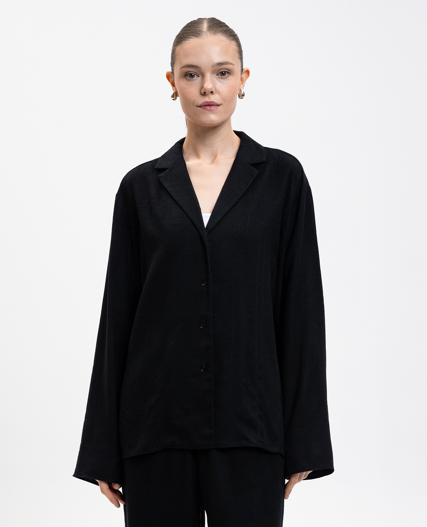 Black shirt with embroidered monogram logo Toteme
Black shirt with embroidered monogram logo Toteme