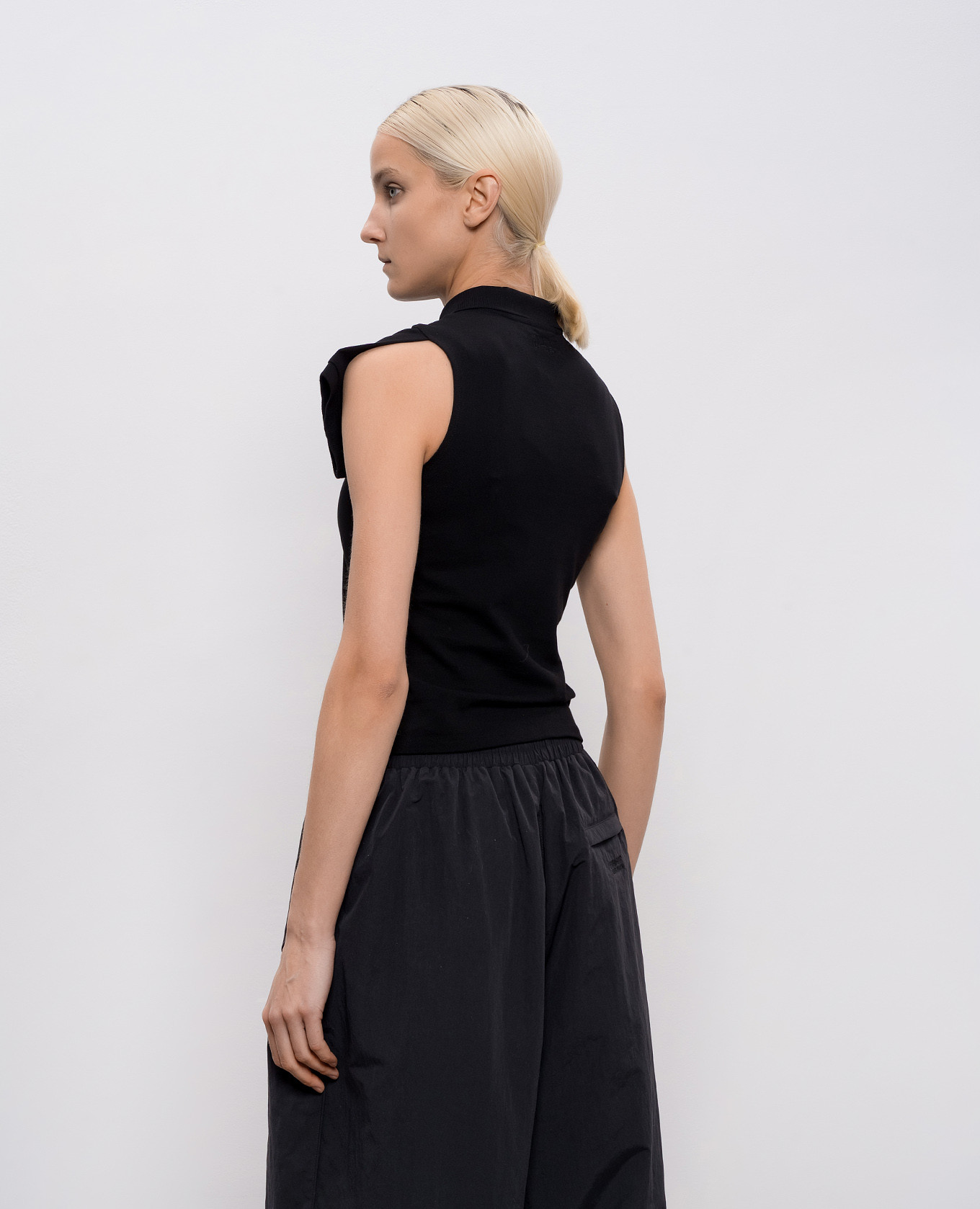 Black polo with decorative sleeves Vetements
Black polo with decorative sleeves Vetements