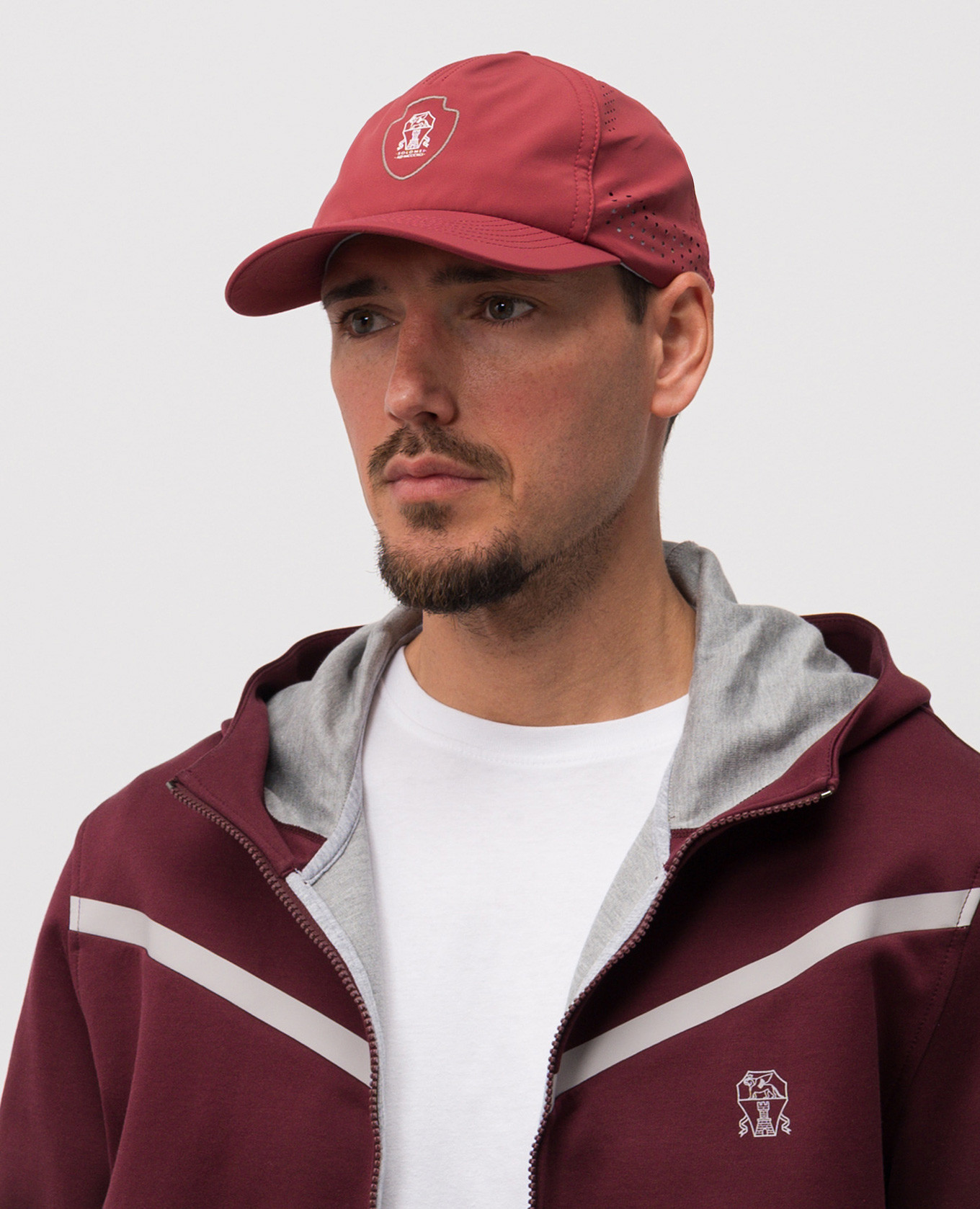 Burgundy cap with emblem Brunello Cucinelli
Burgundy cap with emblem Brunello Cucinelli